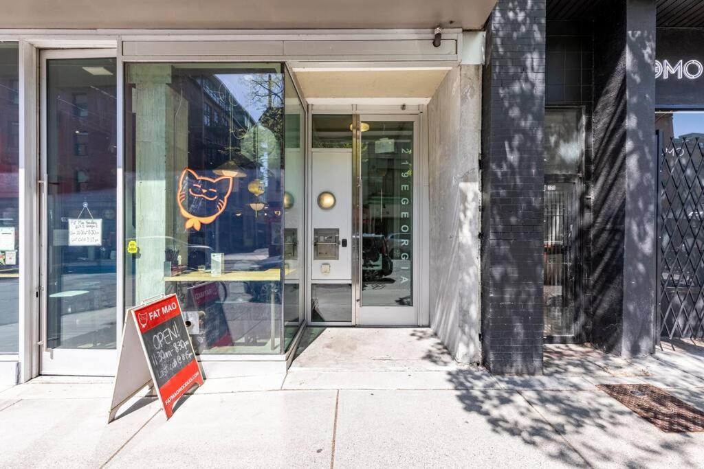 Apartment Modern 1br Chinatown-steps To Rogers Arena W Parking *