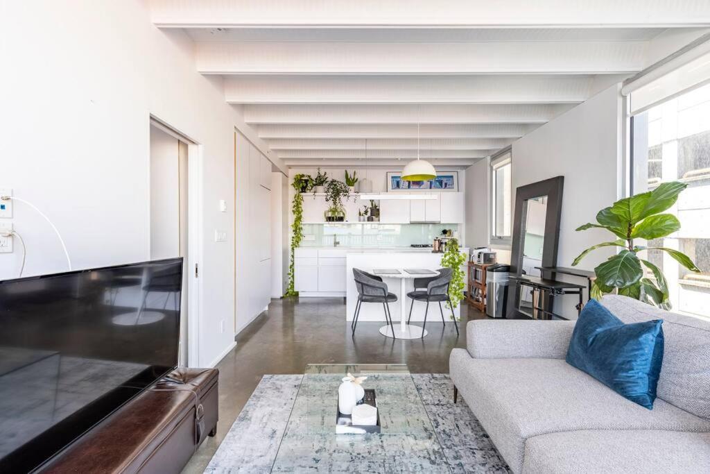 Modern 1br Chinatown-steps To Rogers Arena W Parking *