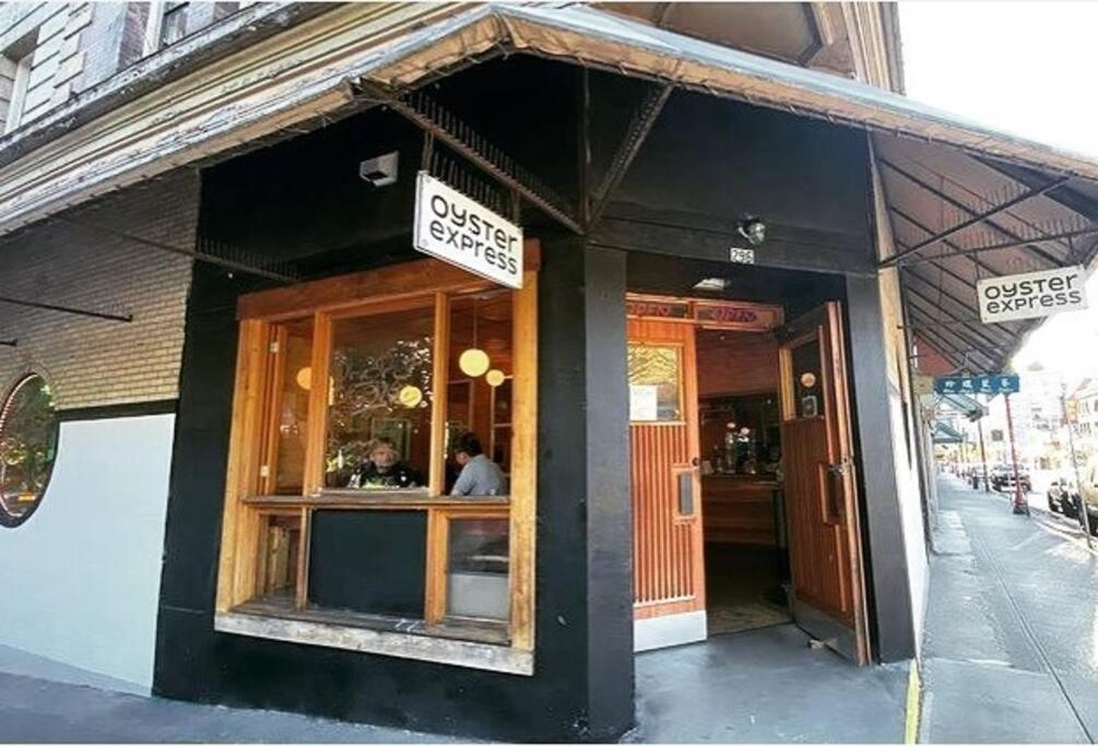 Modern 1br Chinatown-steps To Rogers Arena W Parking *