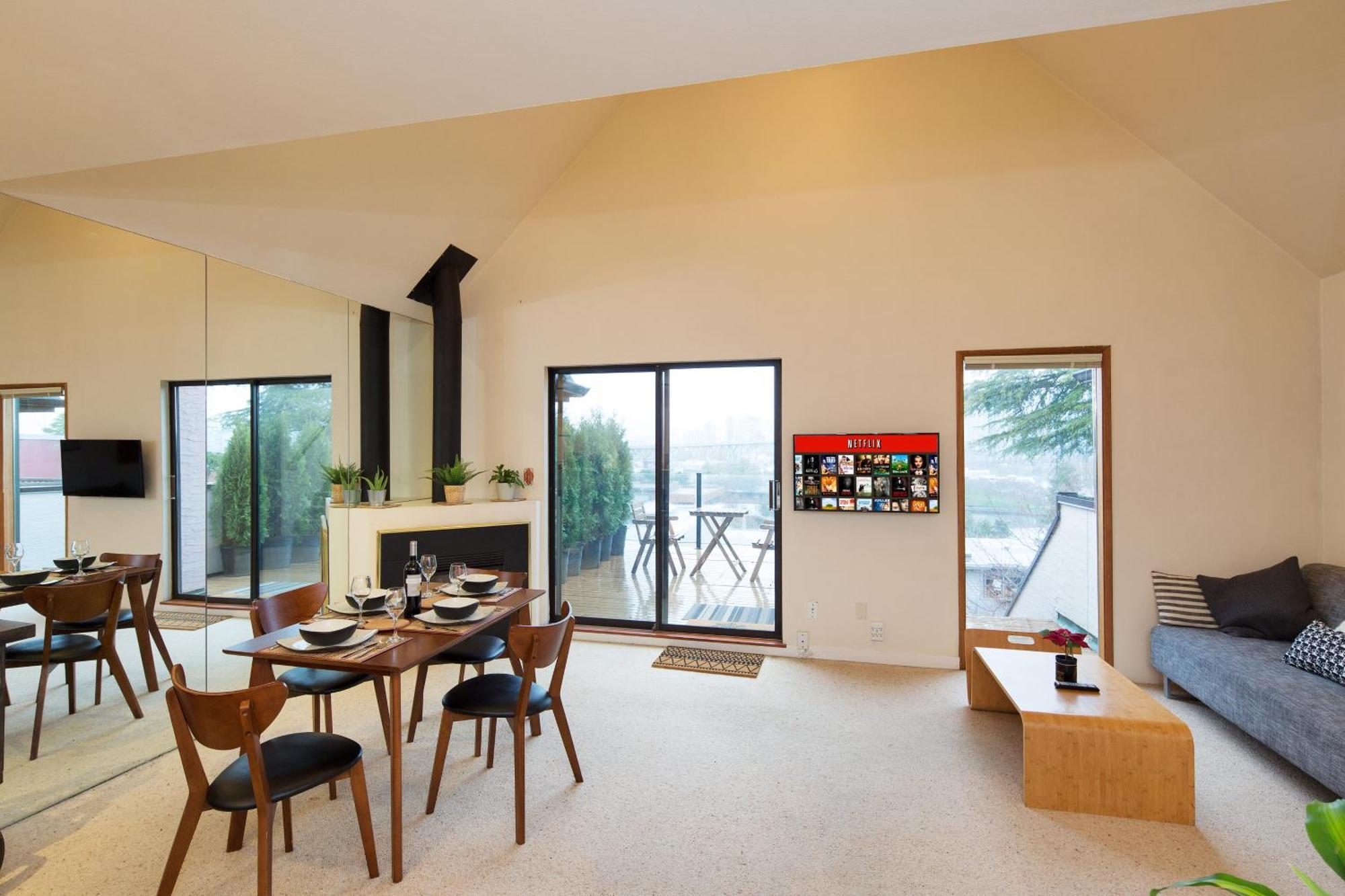 Apartment Stunning Skyline Views From A Cozy
