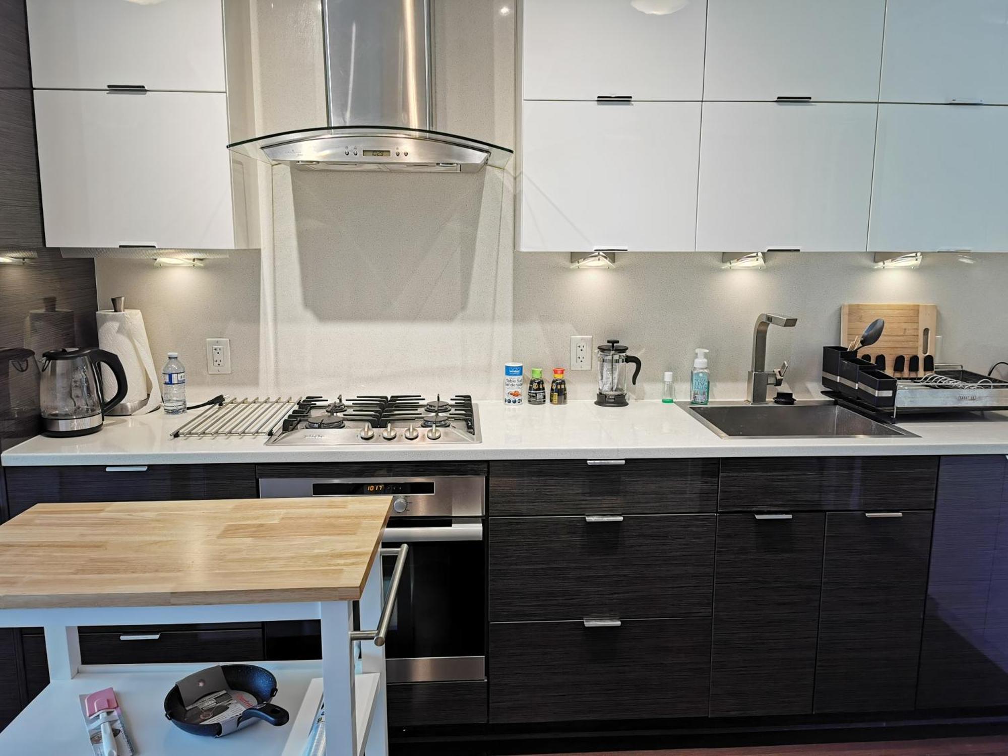 Relocation Special -kits Garden View Apartment Vancouver