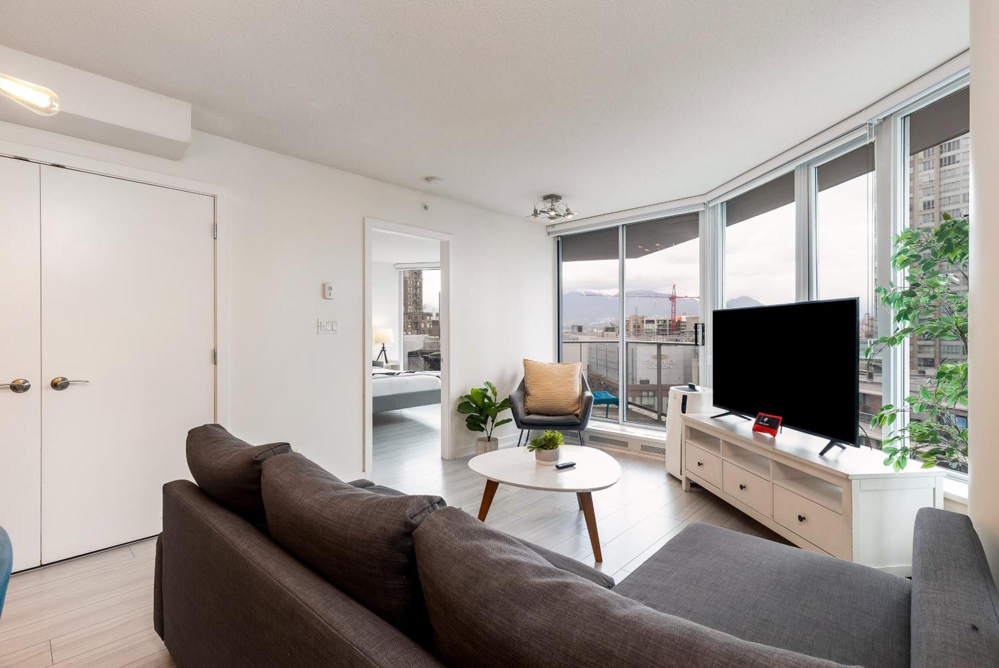 Apartment Mountain & Waterview Pool Gym Sauna Hottub Sleep 7 Vancouver
