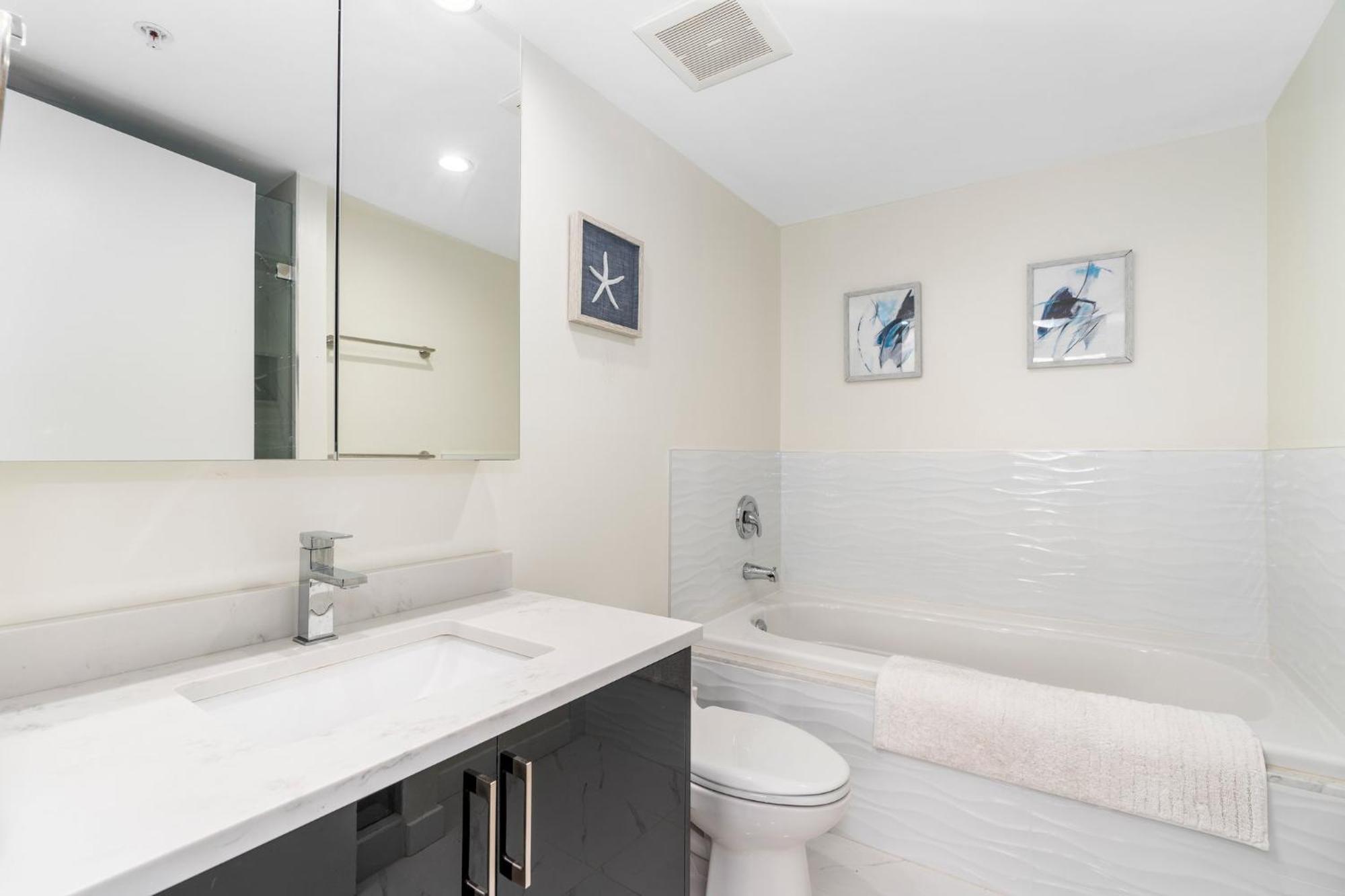 Large Central Downtown Condo, Cbd 3 Bedrooms *