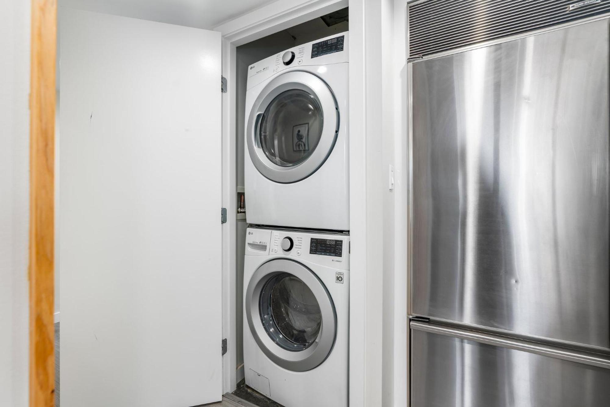 Large Central Downtown Condo, Cbd 3 Bedrooms
