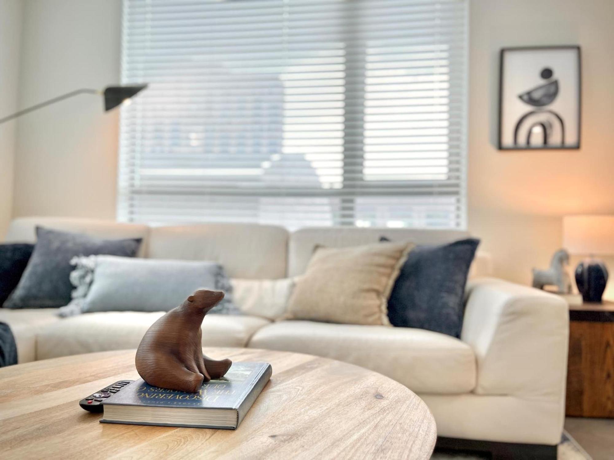 Large Central Downtown Condo, Cbd 3 Bedrooms Apartment