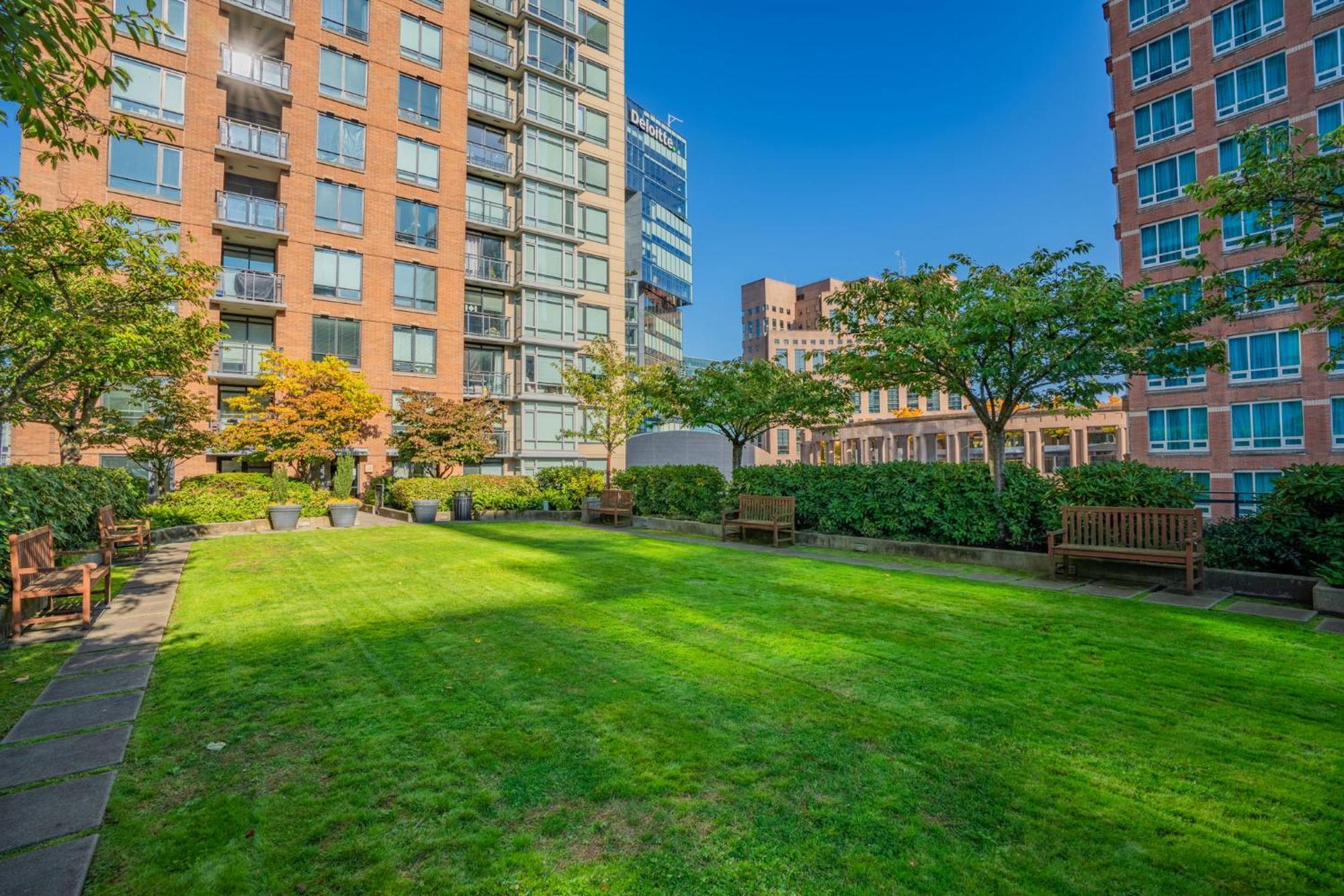 Large Central Downtown Condo, Cbd 3 Bedrooms