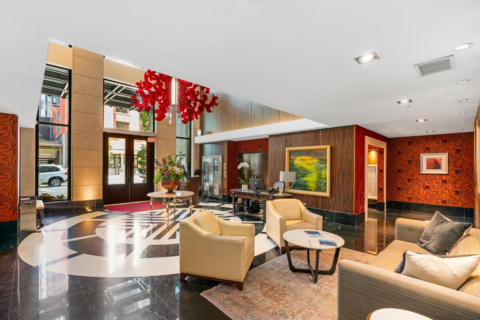 Large Central Downtown Condo, Cbd 3 Bedrooms Apartment
