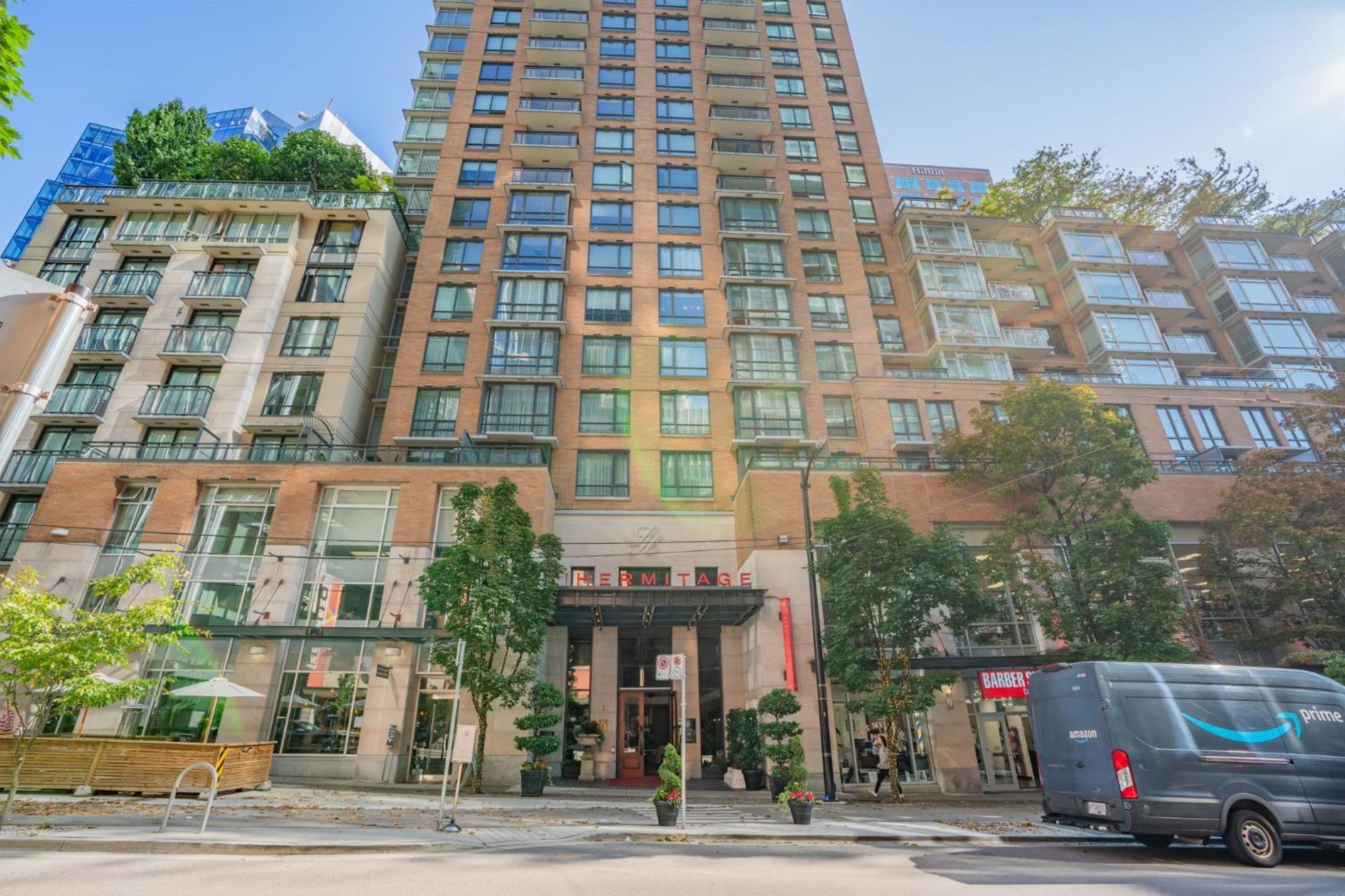 Large Central Downtown Condo, Cbd 3 Bedrooms Apartment *