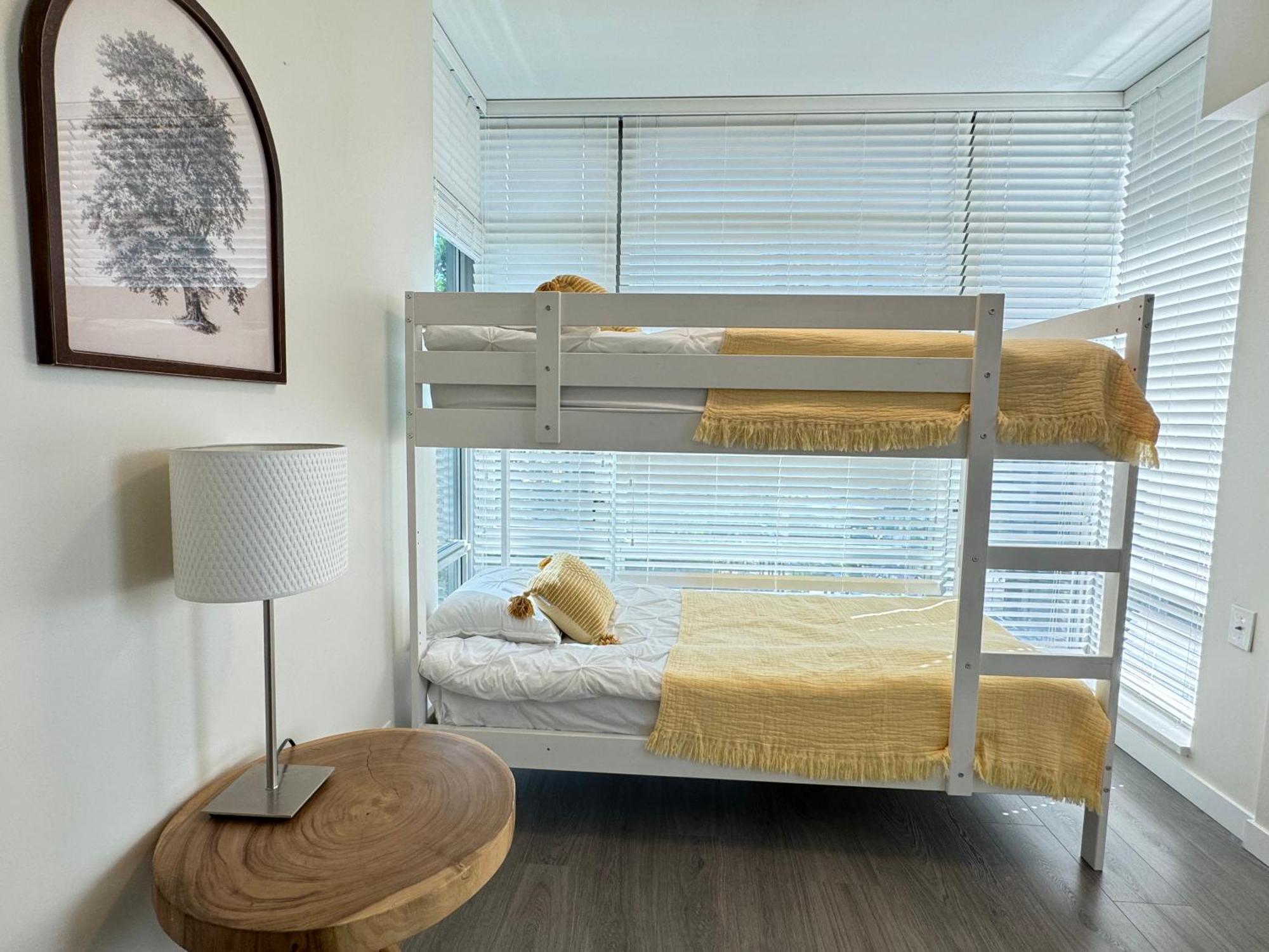 Large Central Downtown Condo, Cbd 3 Bedrooms *