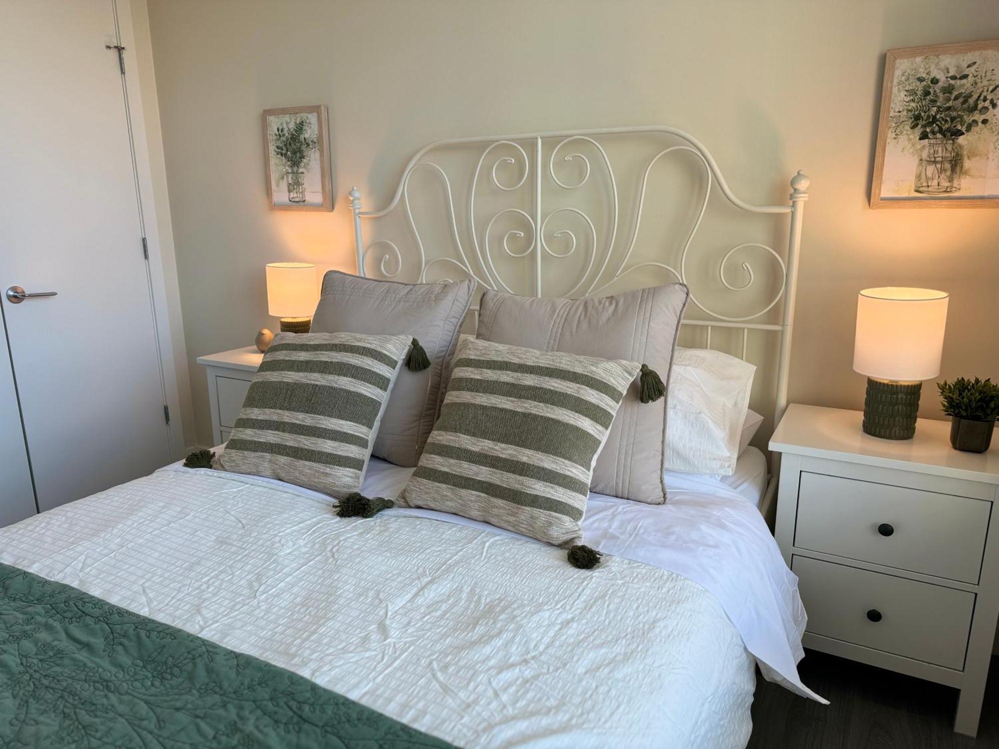 Large Central Downtown Condo, Cbd 3 Bedrooms