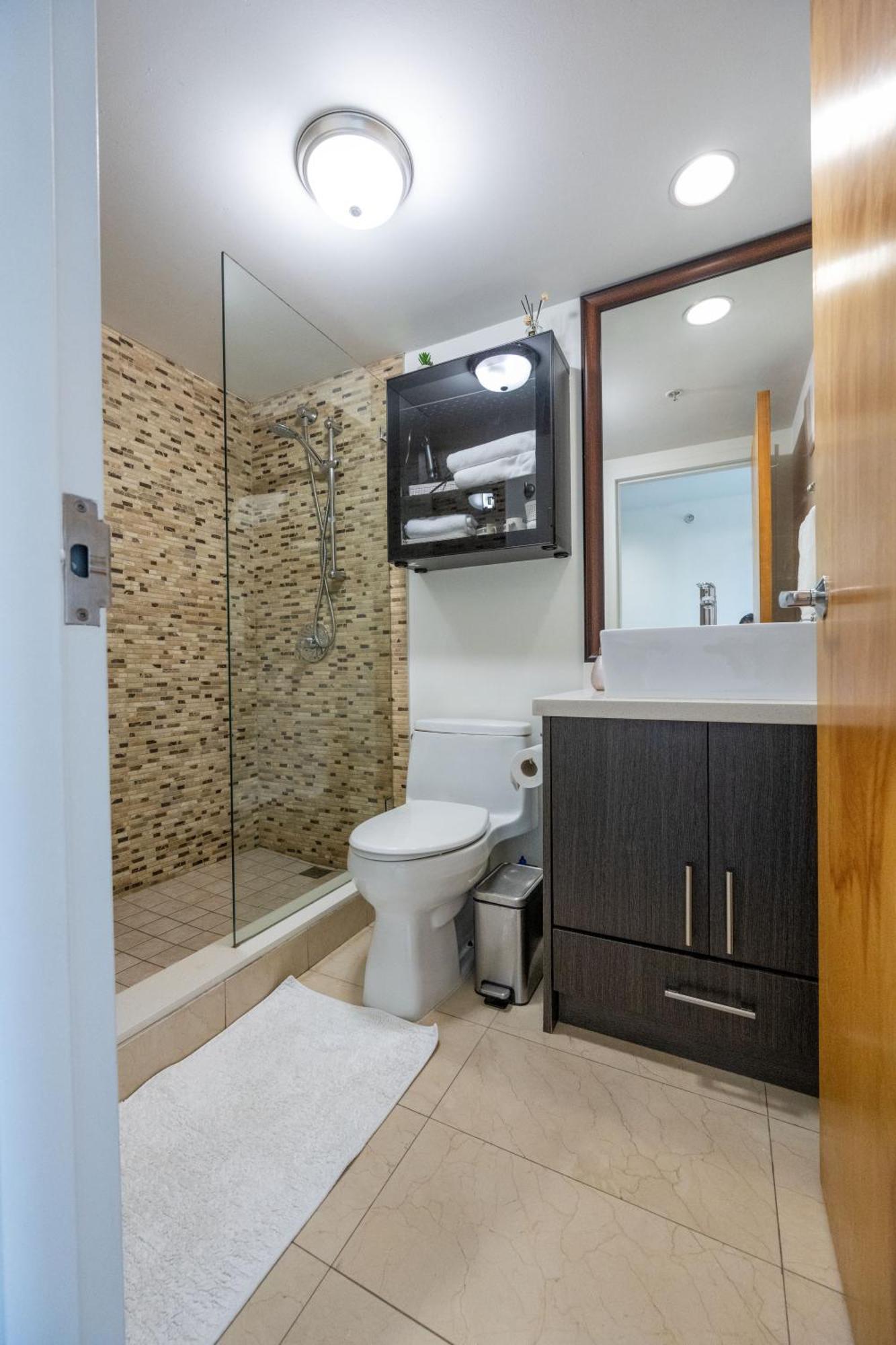 Apartment Modern Top-floor 1-bedroom Loft With Free Parking Vancouver