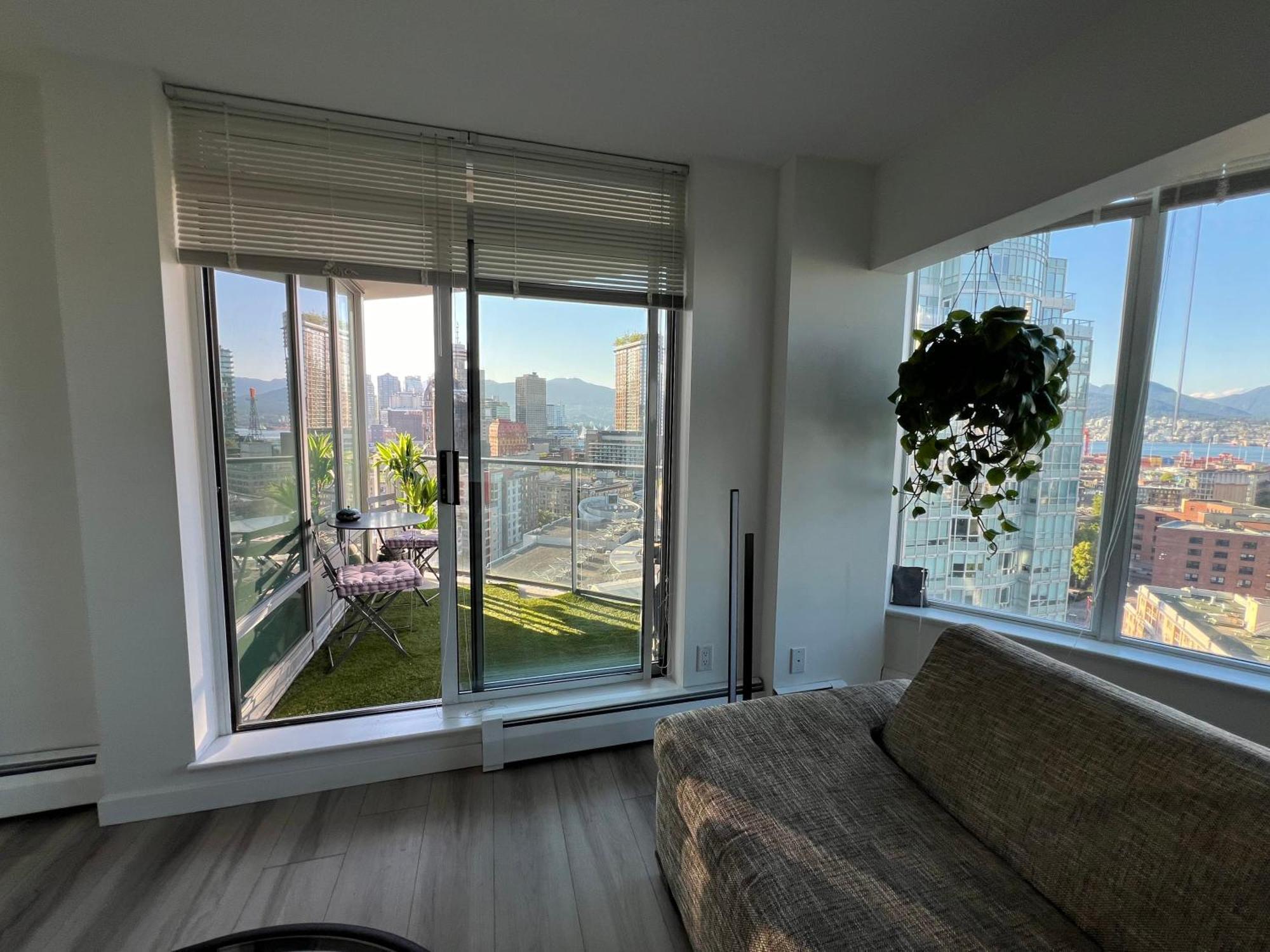 Luxury With Jacuzzi Pool & Sauna In Prime Location * Vancouver