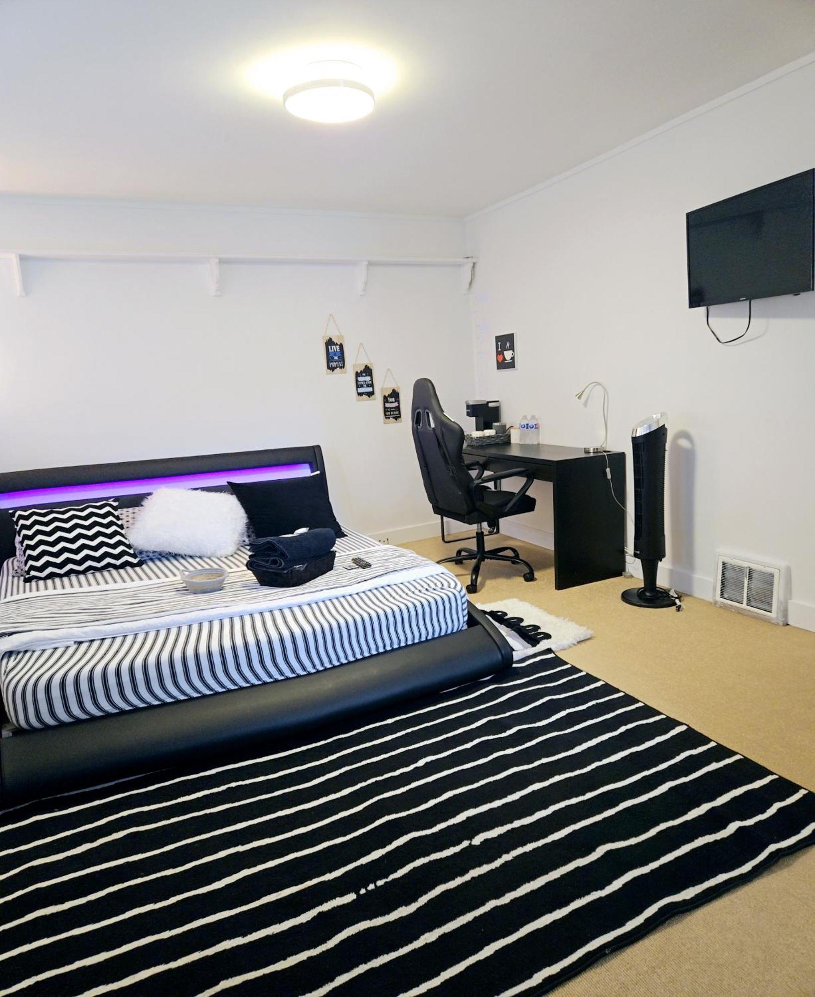 Homestay Cozy Stylish Black & White Design In The Heart Of Vancouver! Private Parking, Self Check-in & Just 4 Mins To Metrotown! *