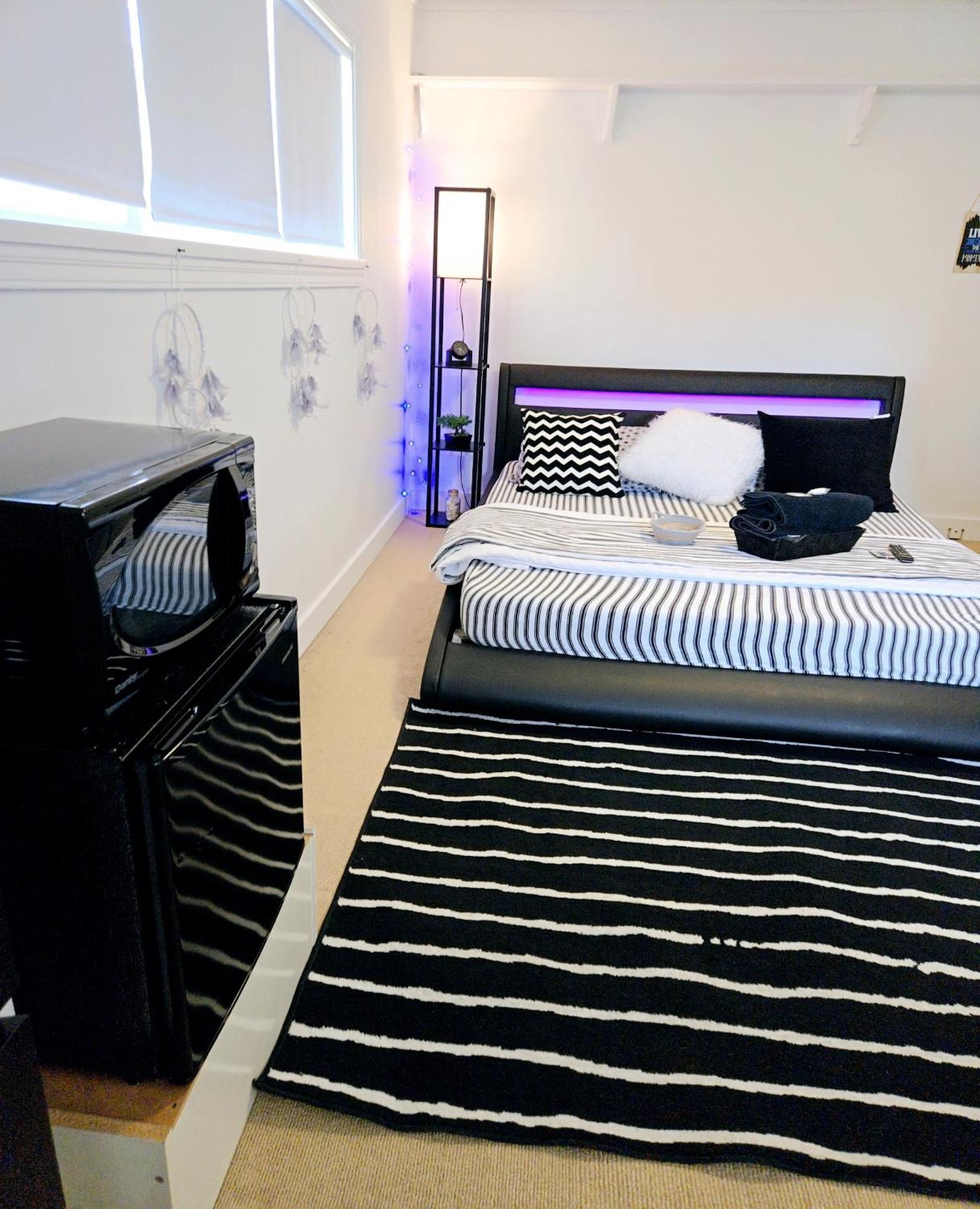 Cozy Stylish Black & White Design In The Heart Of Vancouver! Private Parking, Self Check-in & Just 4 Mins To Metrotown! Homestay Vancouver