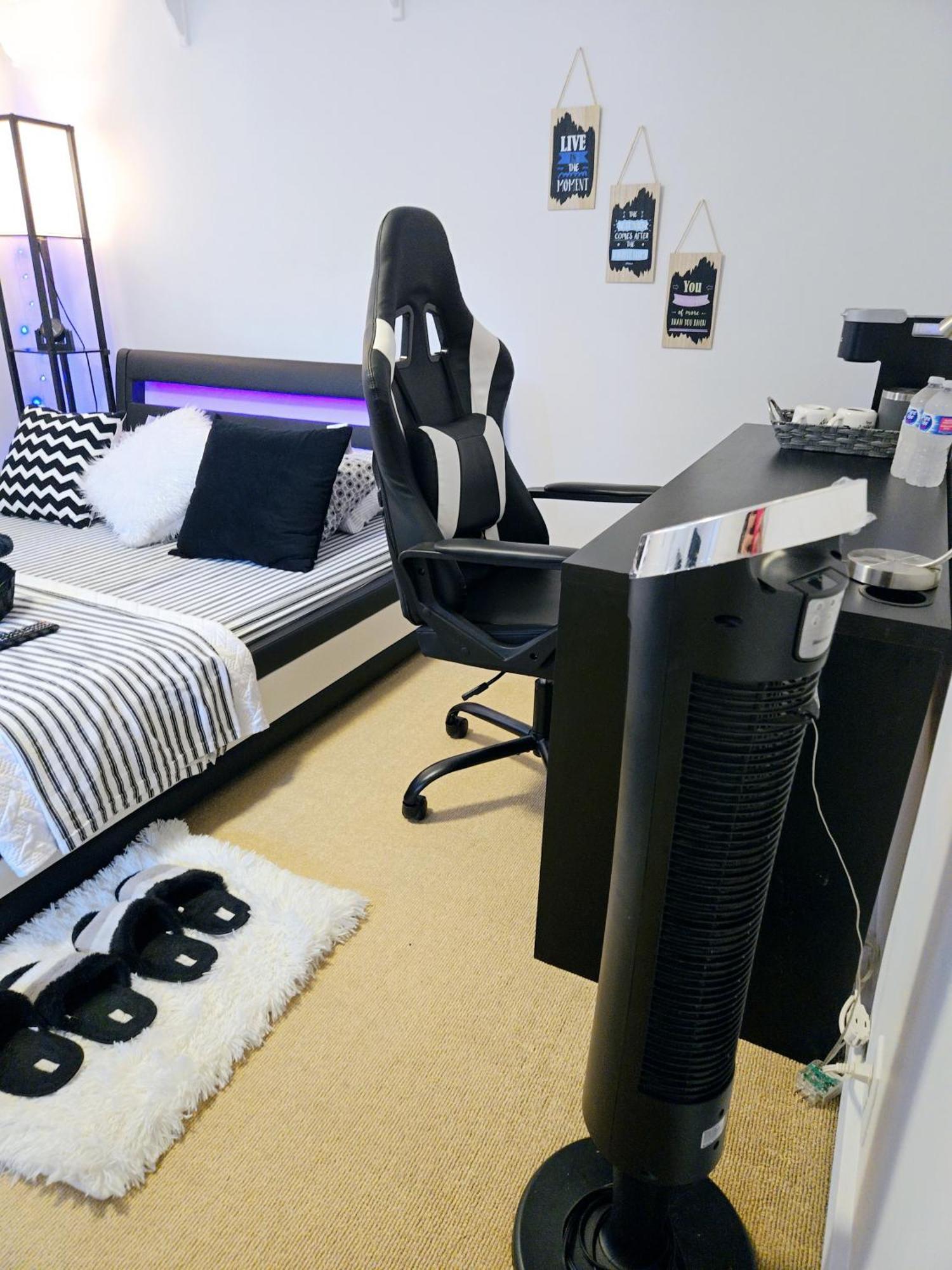 Cozy Stylish Black & White Design In The Heart Of Vancouver! Private Parking, Self Check-in & Just 4 Mins To Metrotown! *