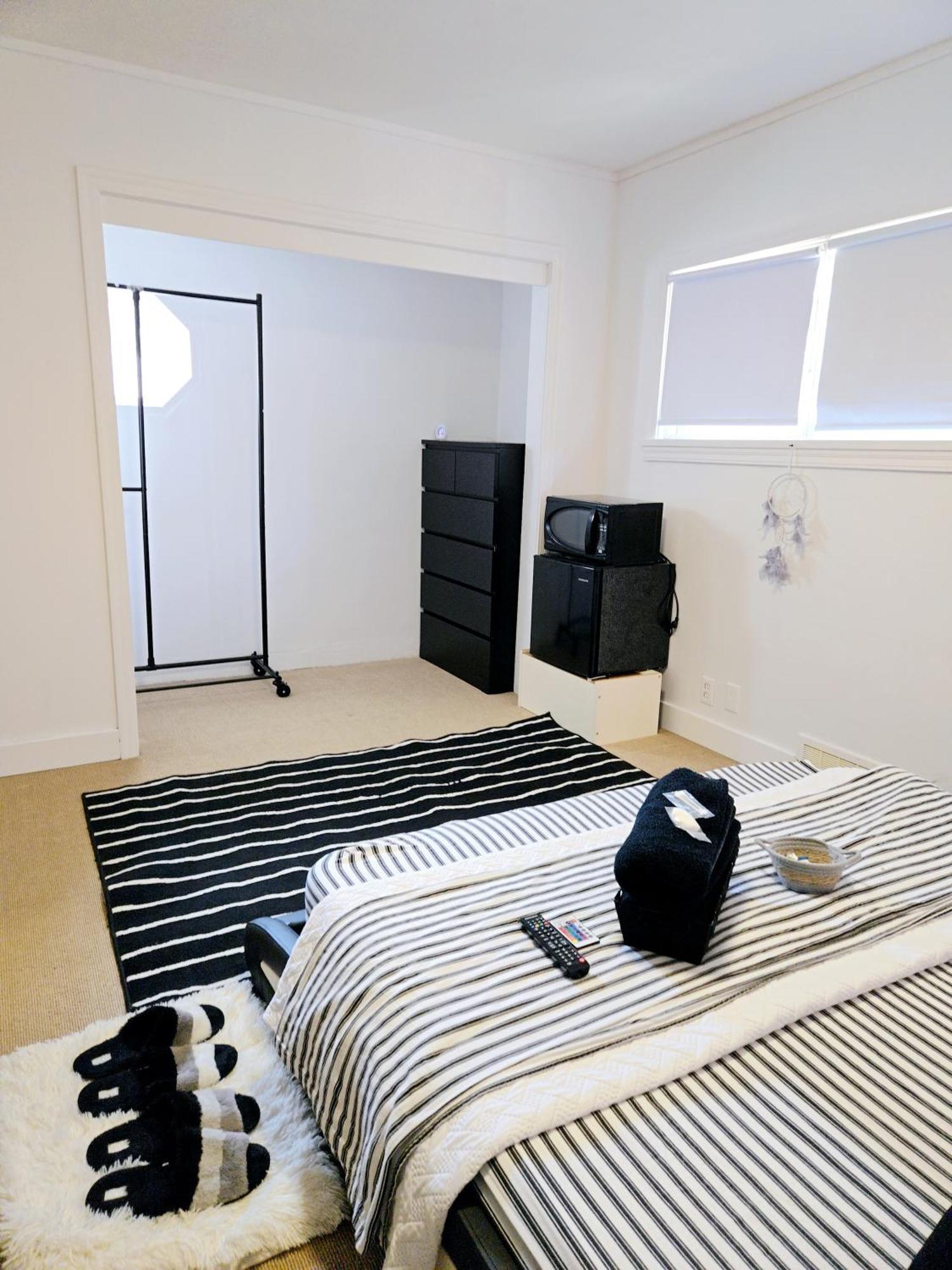 Cozy Stylish Black & White Design In The Heart Of Vancouver! Private Parking, Self Check-in & Just 4 Mins To Metrotown! Homestay