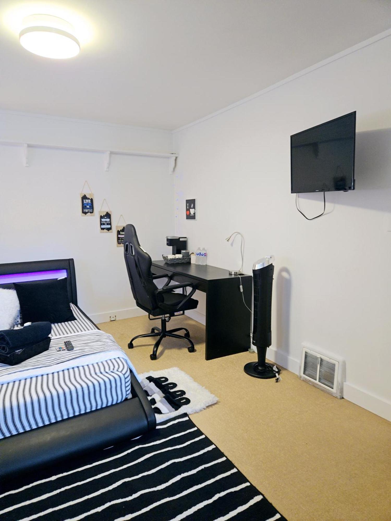 Cozy Stylish Black & White Design In The Heart Of Vancouver! Private Parking, Self Check-in & Just 4 Mins To Metrotown! * Vancouver
