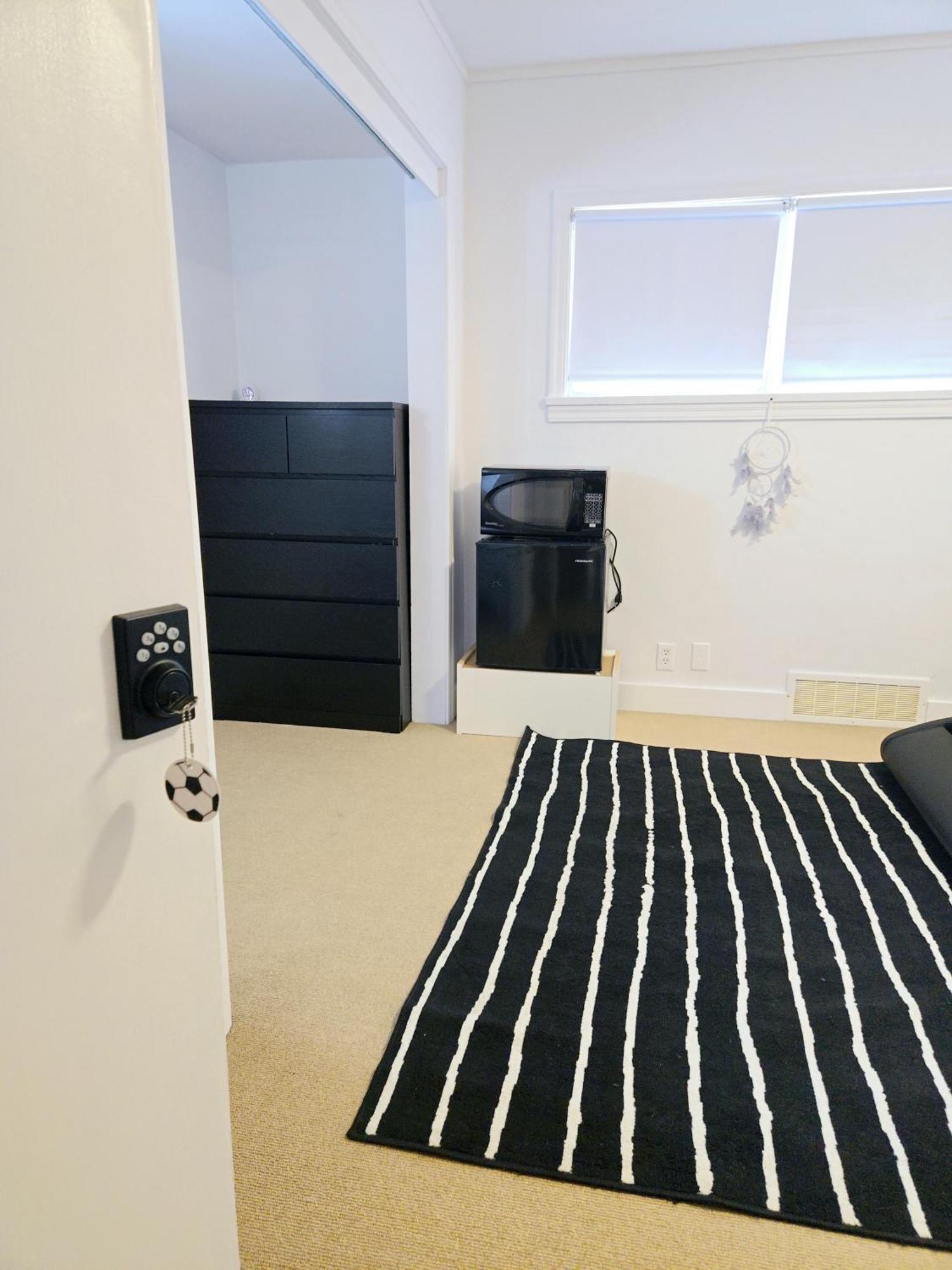 Homestay Cozy Stylish Black & White Design In The Heart Of Vancouver! Private Parking, Self Check-in & Just 4 Mins To Metrotown! *