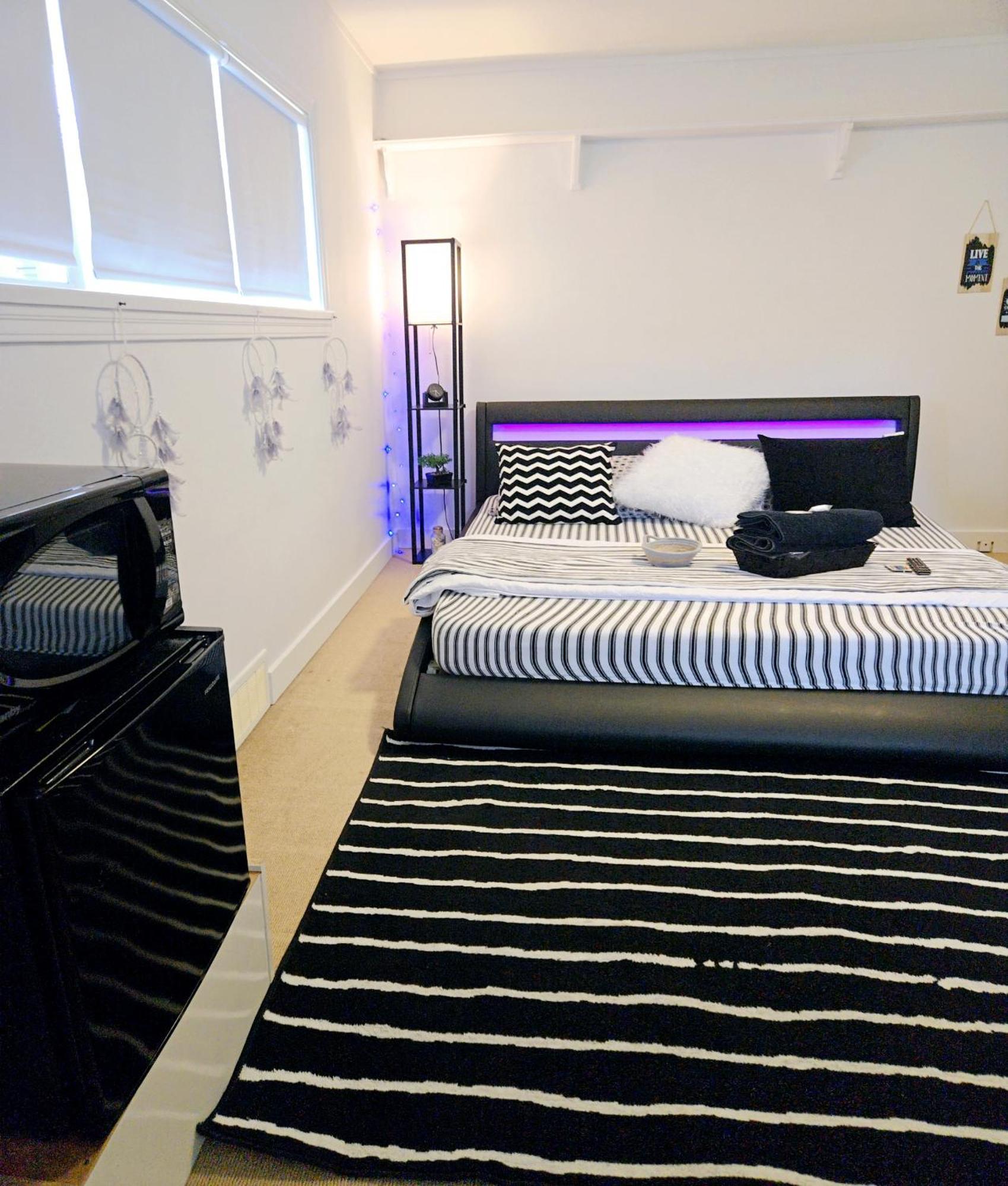 Cozy Stylish Black & White Design In The Heart Of Vancouver! Private Parking, Self Check-in & Just 4 Mins To Metrotown! Homestay Vancouver