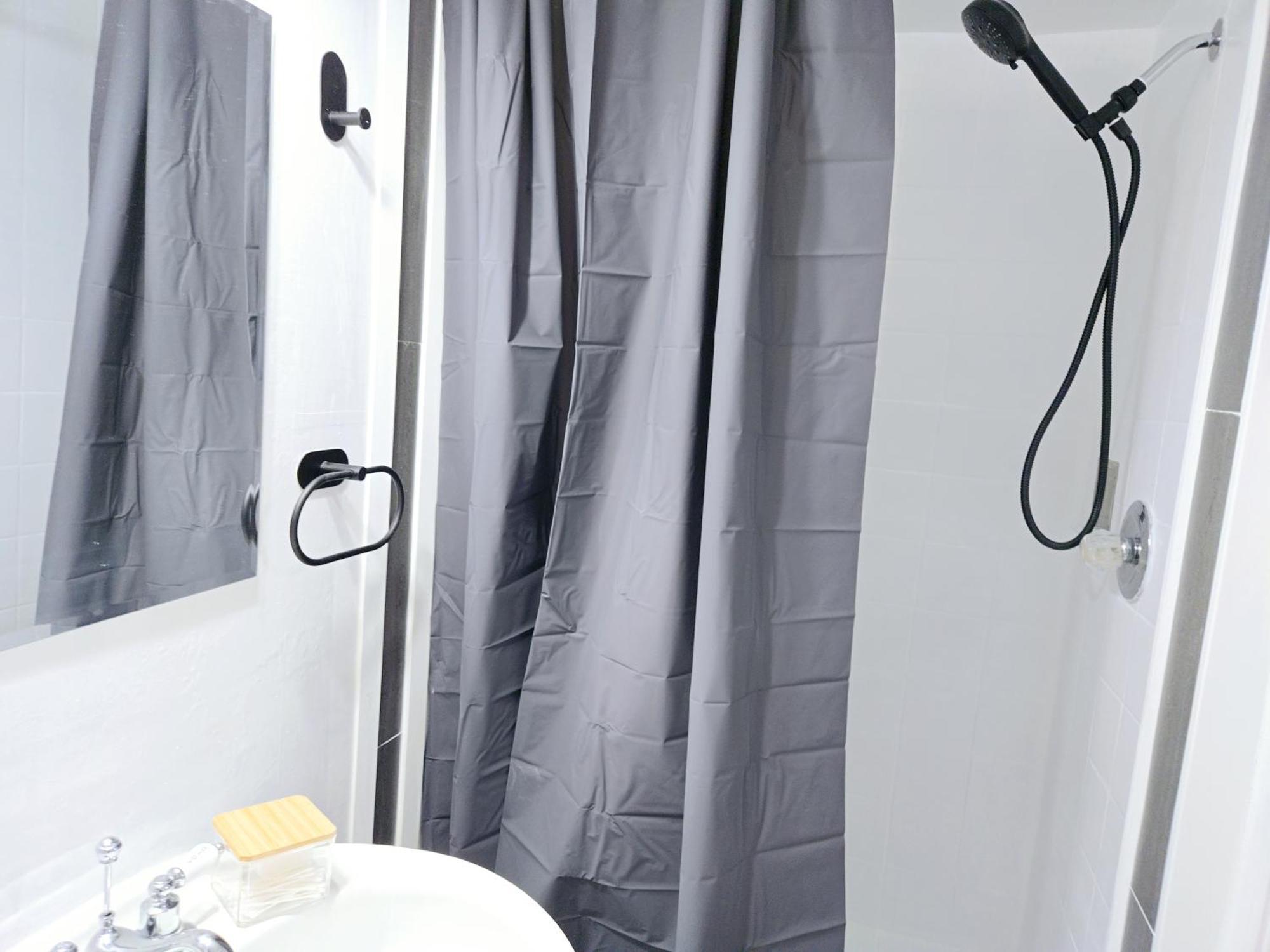 Charming With Attached Private Bath In The Heart Of Vancouver! Private Parking, Self Check-in & Just 4 Mins To Metrotown! Homestay