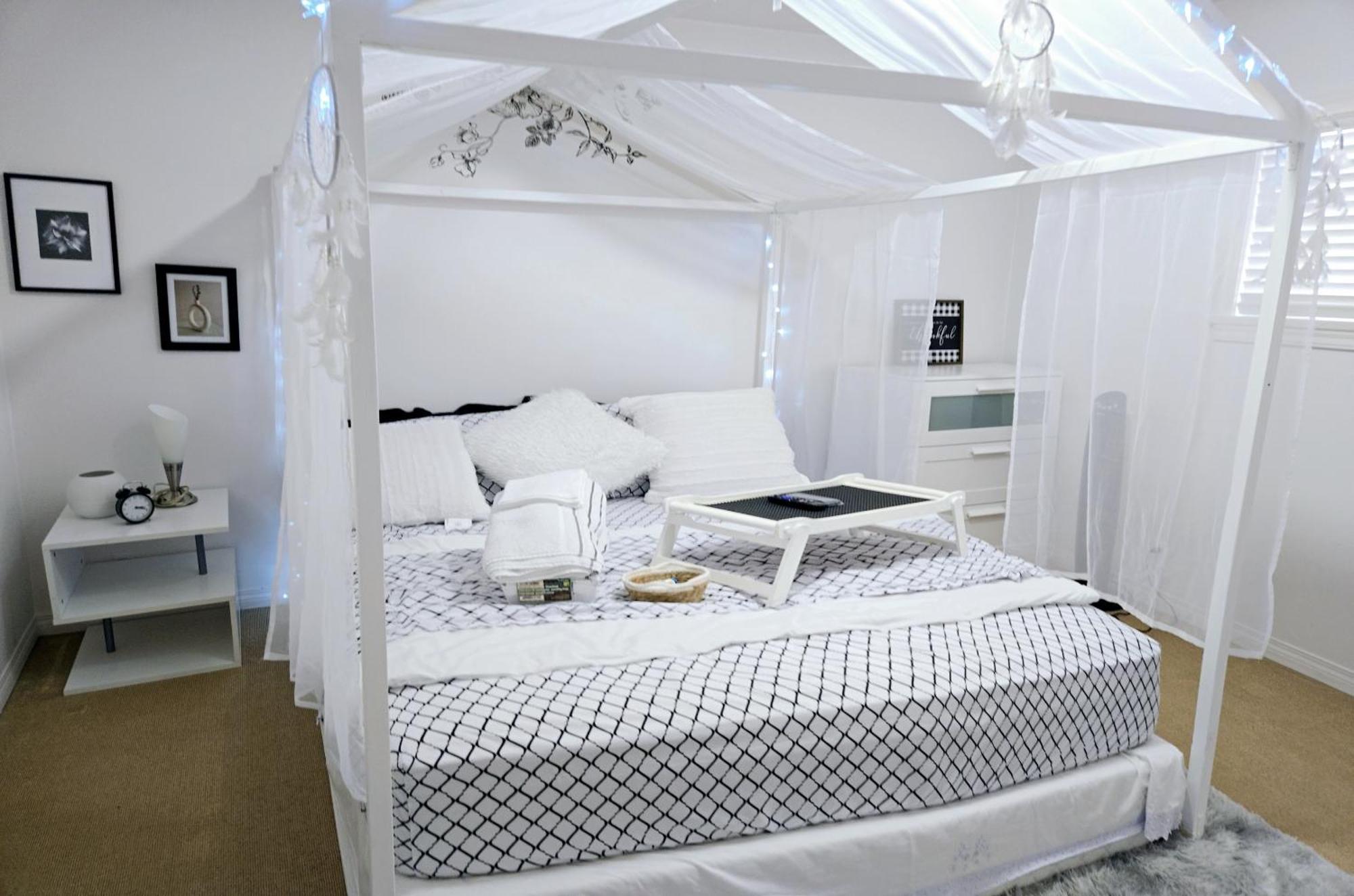 Homestay Charming With Attached Private Bath In The Heart Of Vancouver! Private Parking, Self Check-in & Just 4 Mins To Metrotown!