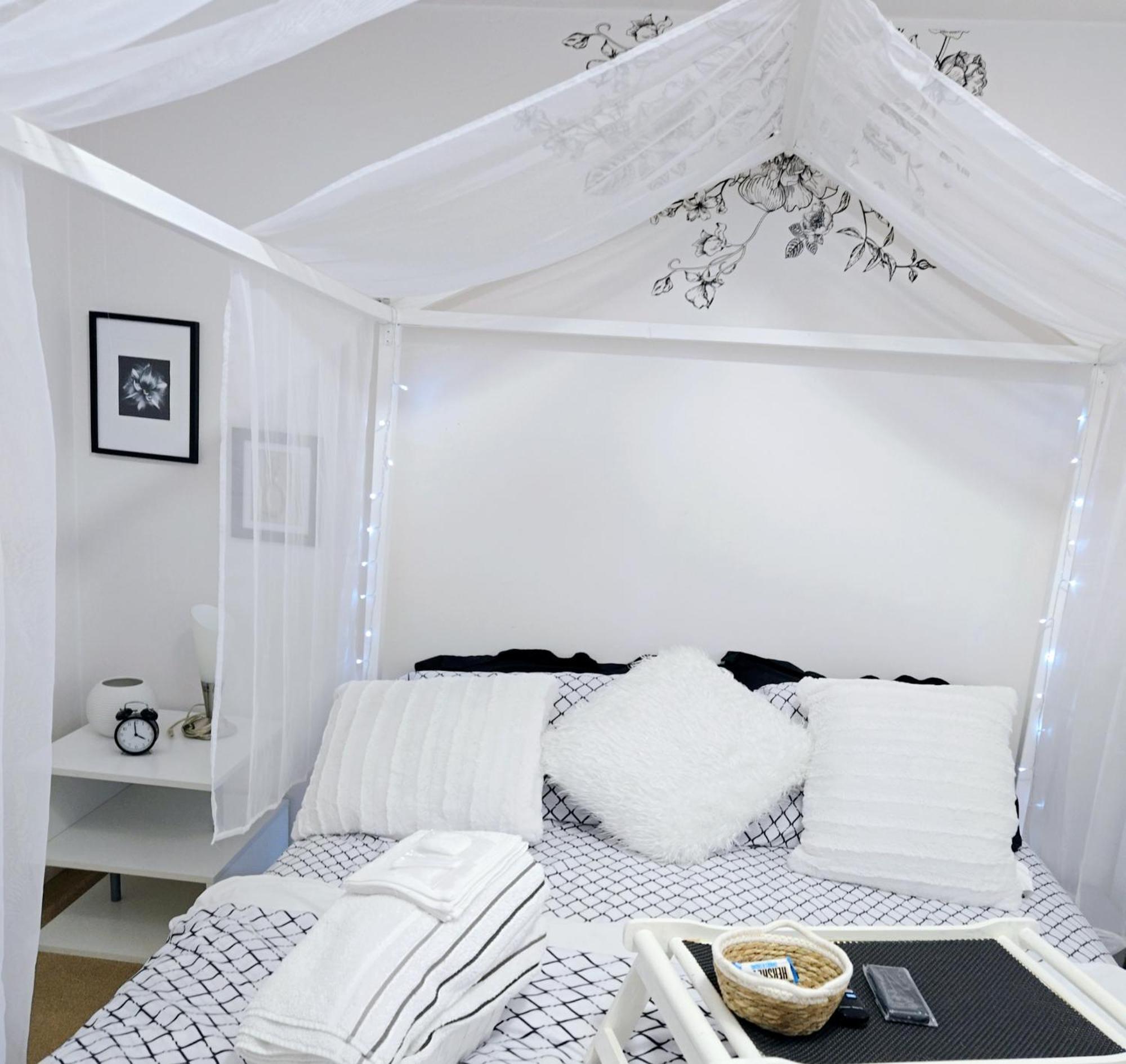 Homestay Charming With Attached Private Bath In The Heart Of Vancouver! Private Parking, Self Check-in & Just 4 Mins To Metrotown!
