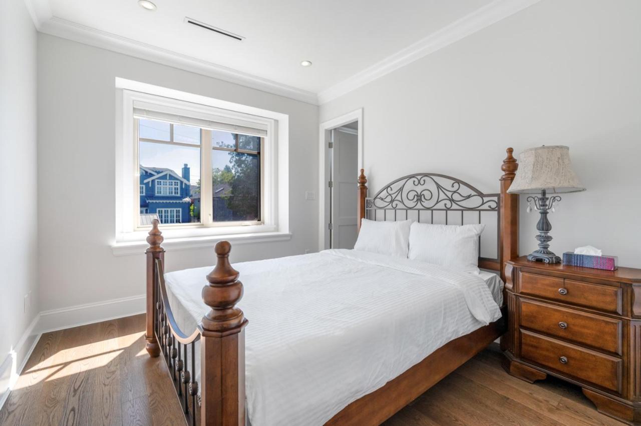 Elegant With Private Bathroom Vancouver