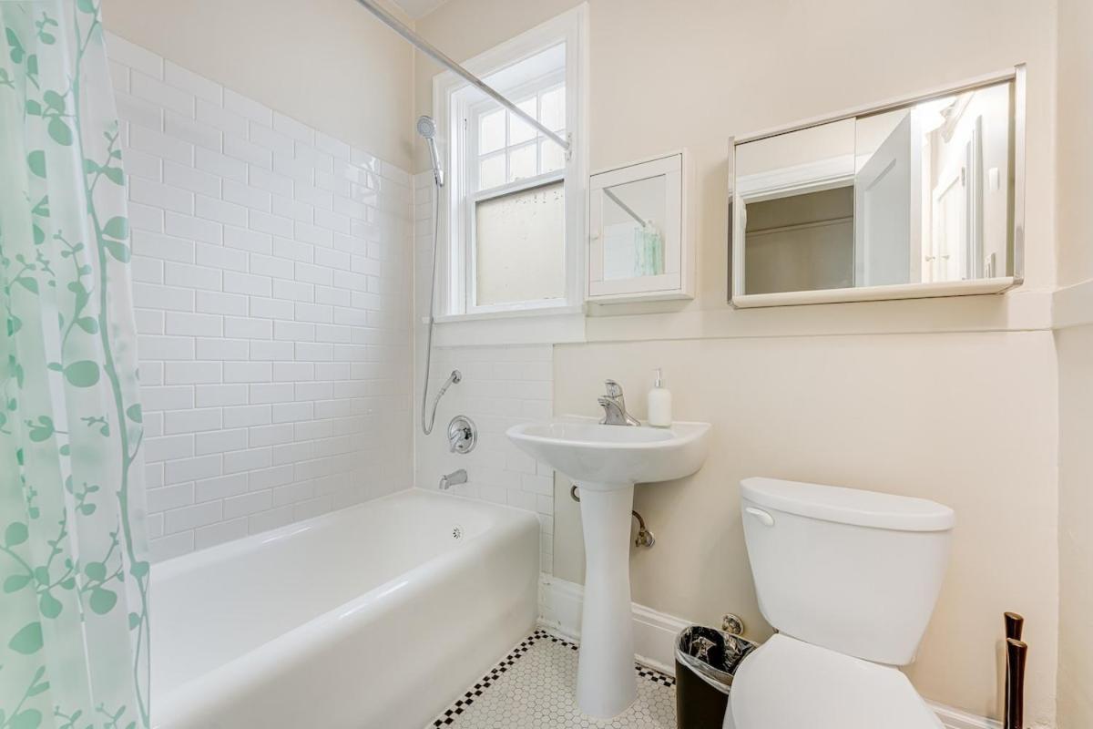 Chic 2br In West End Downtown With Parking Vancouver