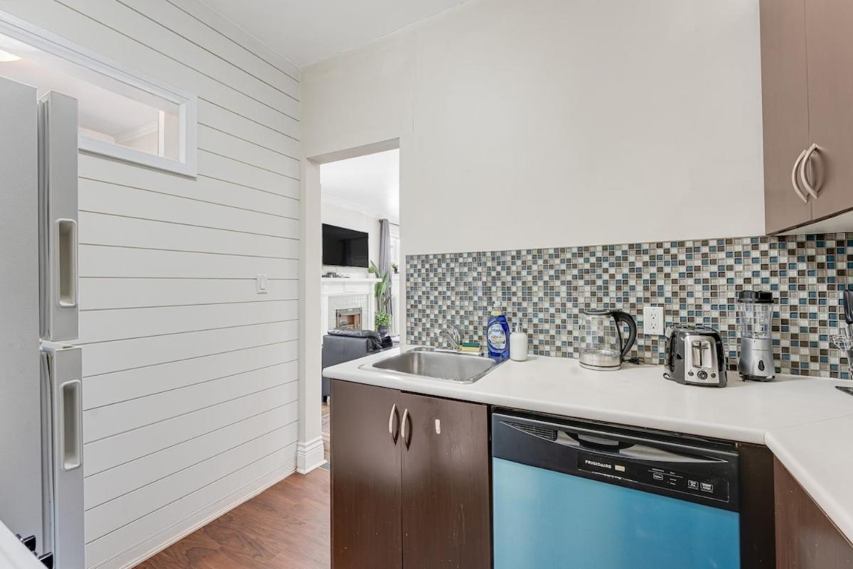 Chic 2br In West End Downtown With Parking Apartment