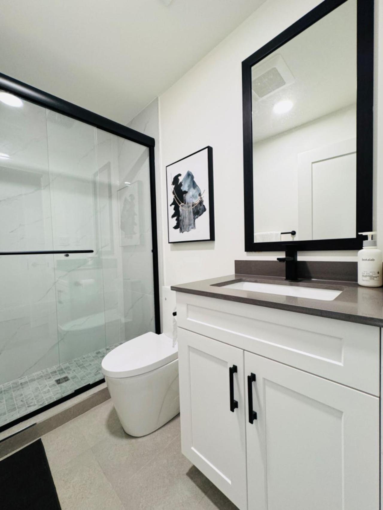 Master King Bedroom Private Bathroom In West