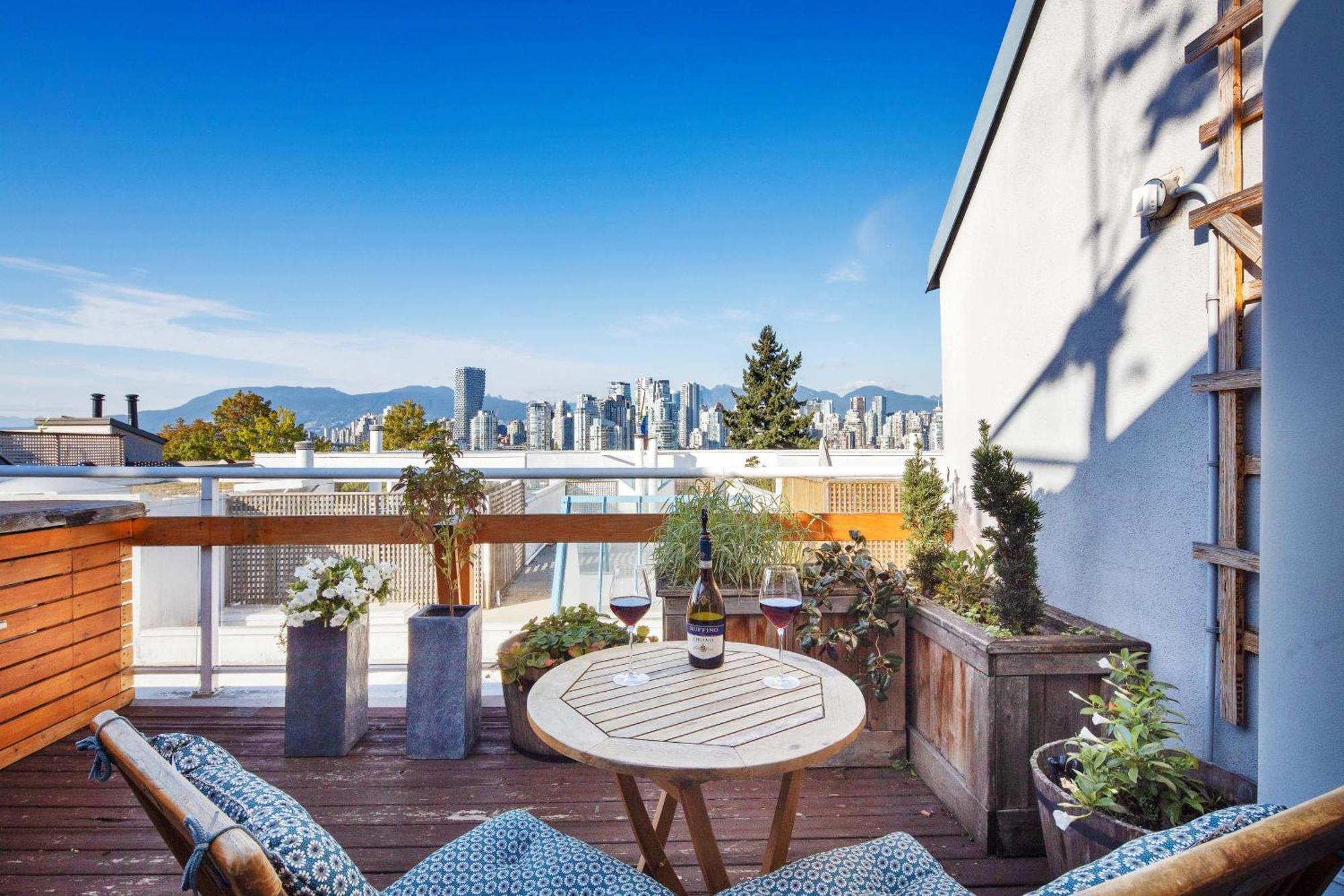 Stunning Views Penthouse Apartment *
