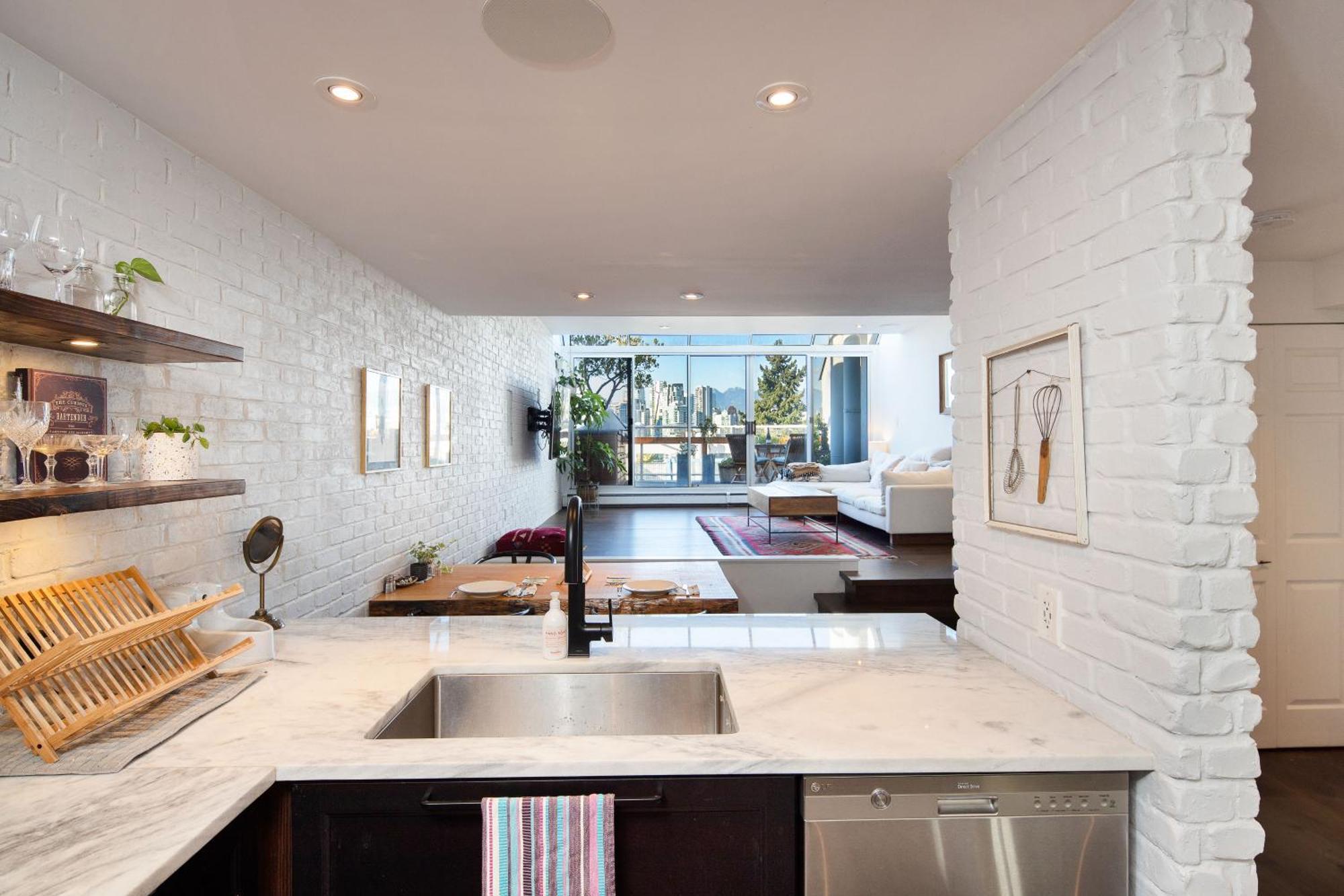 Stunning Views Penthouse Apartment *