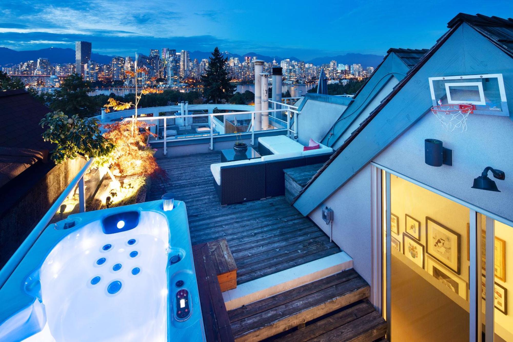 Stunning Views Penthouse Apartment *