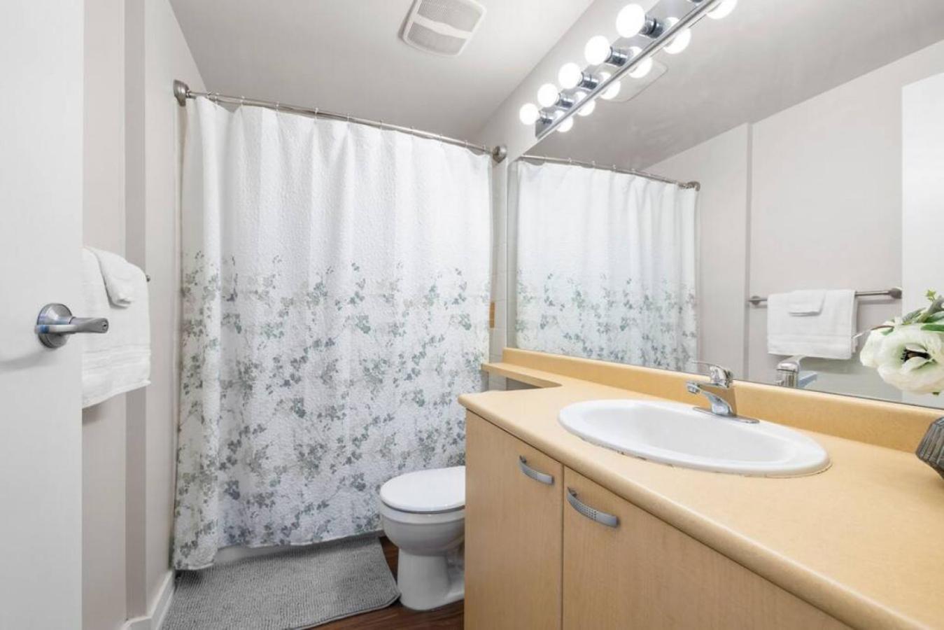 Top Floor Unit On Granville Strip Yaletown Area