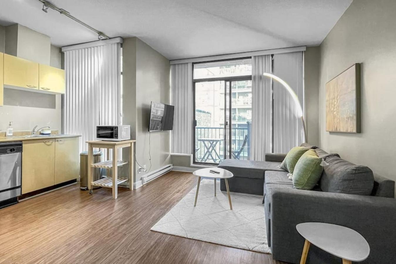 Top Floor Unit On Granville Strip Yaletown Area *