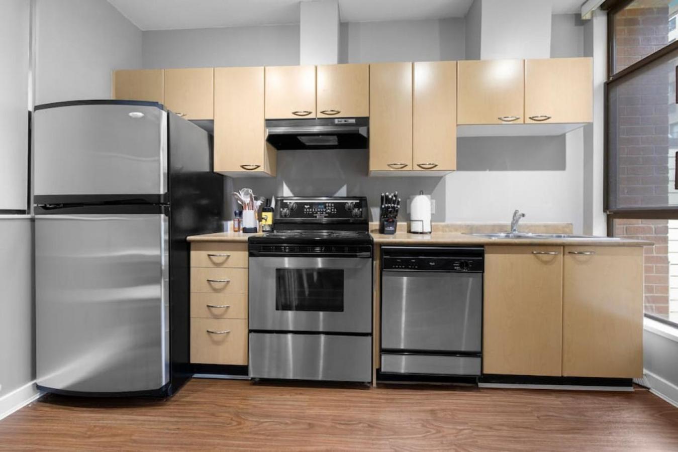 Top Floor Unit On Granville Strip Yaletown Area *