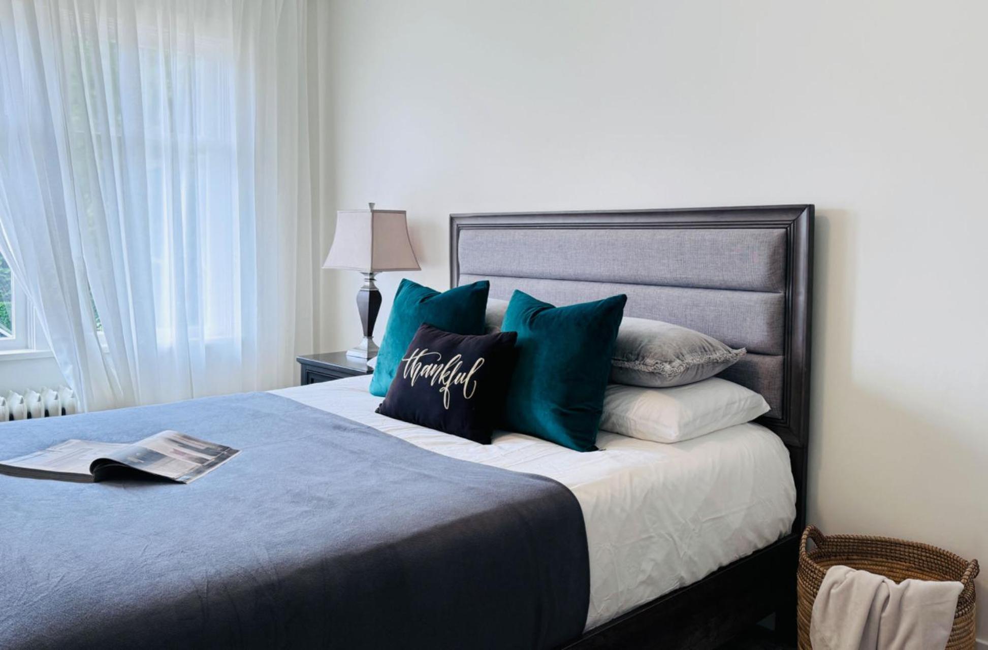 Master Queen Bedroom Private Bathroom In West Guest house Vancouver