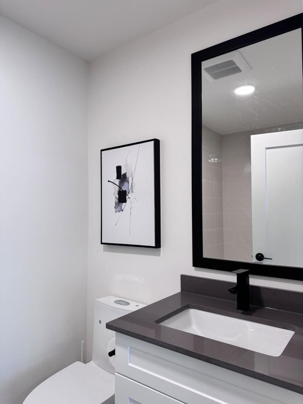 Master Queen Bedroom Private Bathroom In West * Vancouver