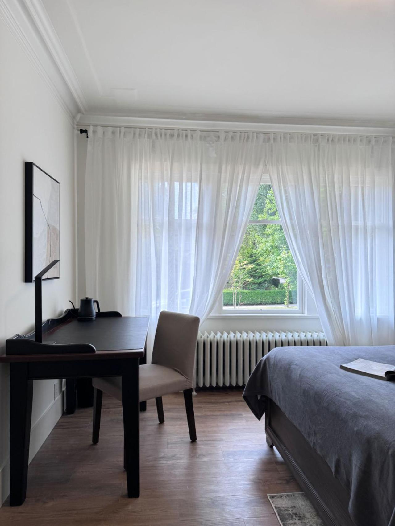 Master Queen Bedroom Private Bathroom In West Guest house Vancouver
