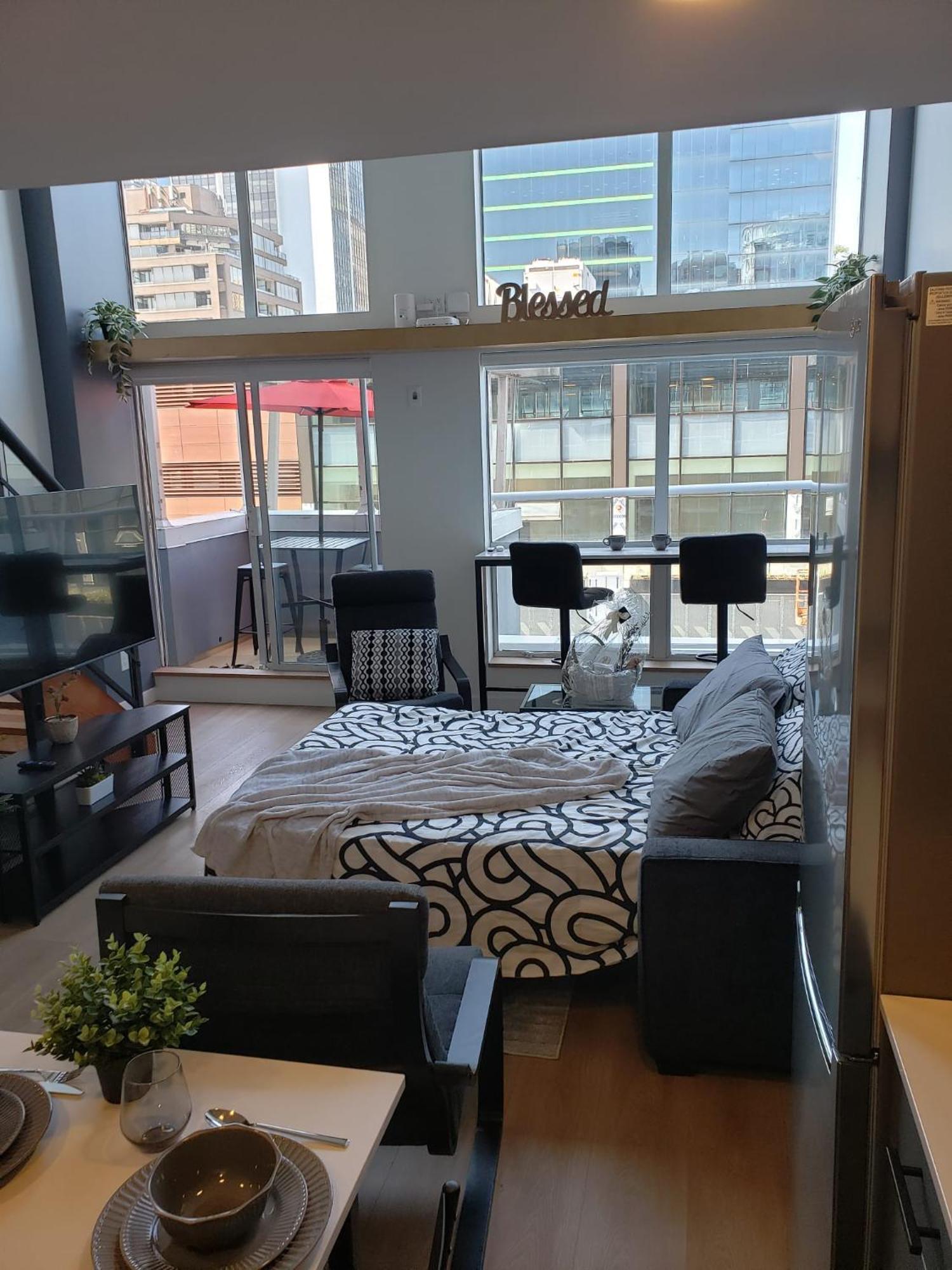 Elegant Unique Downtown Loft, Comfort & Convenience Combined *