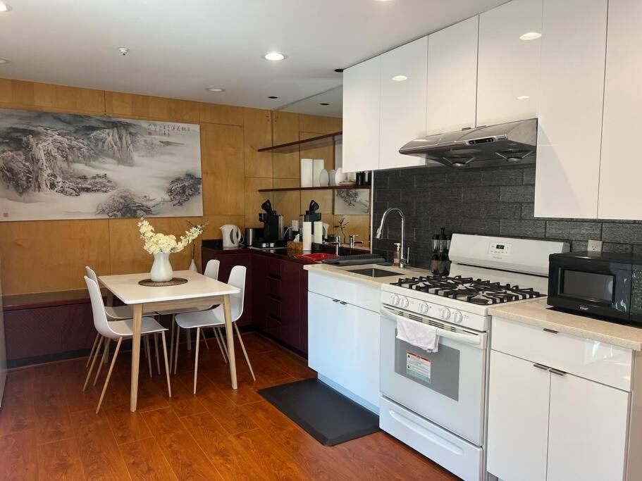 Apartment Chic 2br In West~ubc & Downtown *