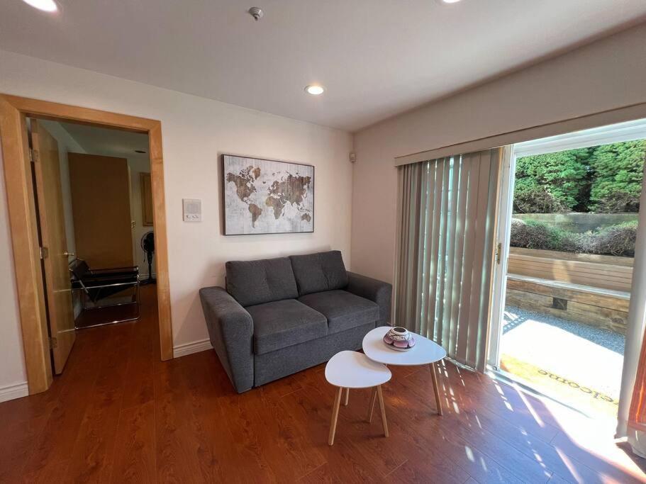 Chic 2br In West~ubc & Downtown Apartment