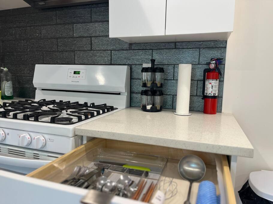 Apartment Chic 2br In West~ubc & Downtown