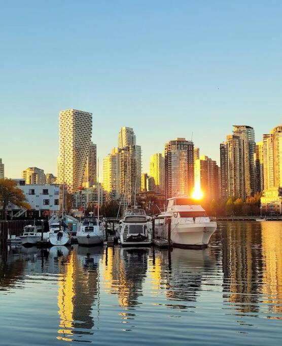 Chic 2br In West~ubc & Downtown * Vancouver