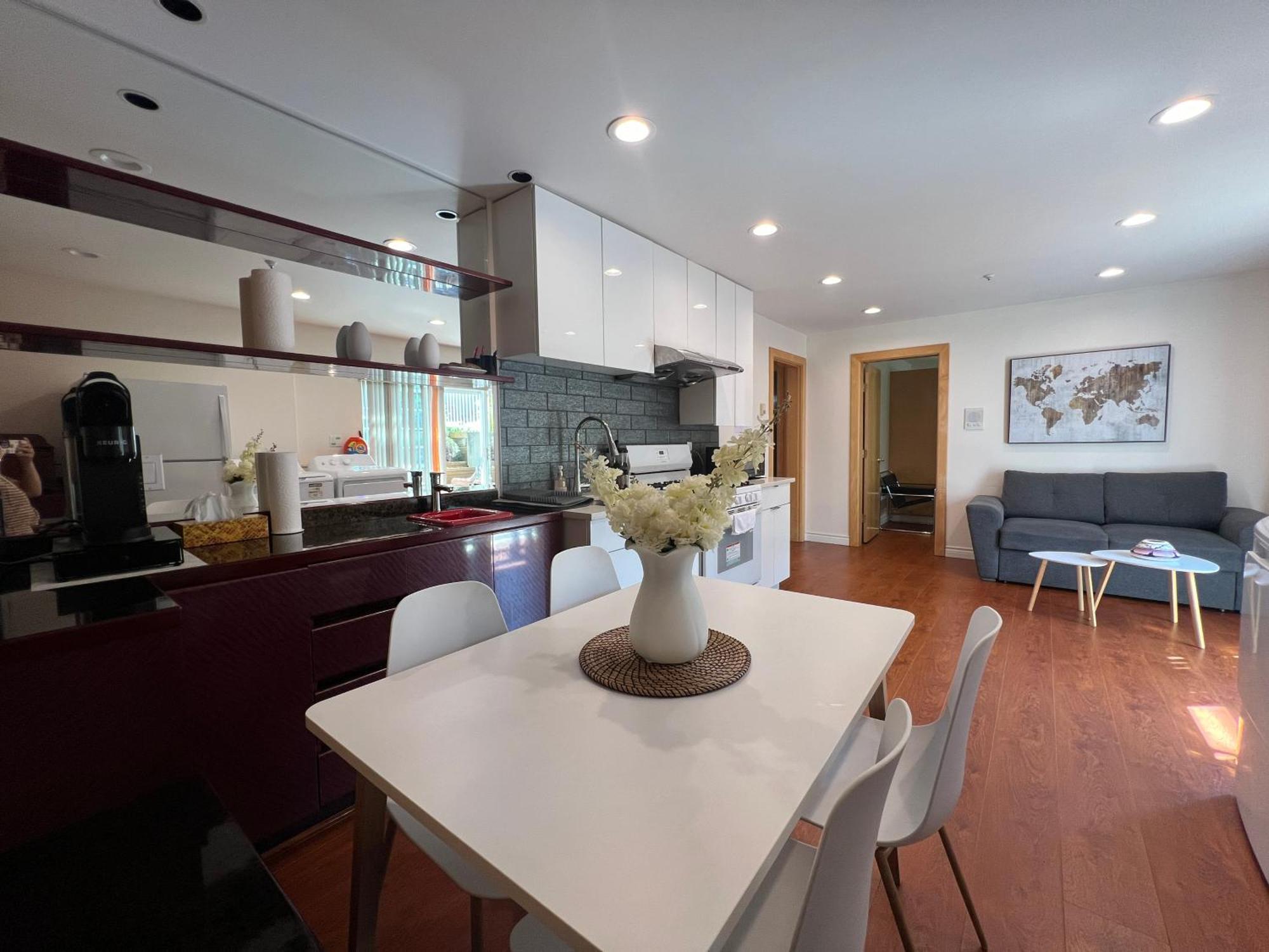 Chic 2br In West~ubc & Downtown * Vancouver