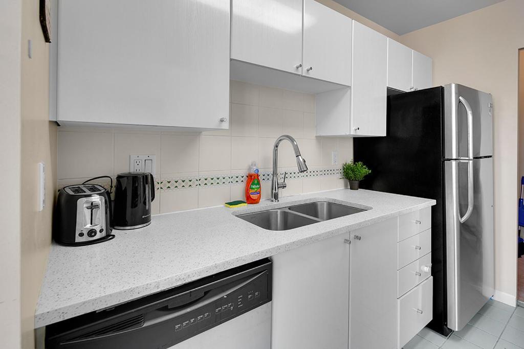 Gorgeous Harbour Haven - Stylish 3 Bedroom Retreat - The Best Location Downtown! Vancouver