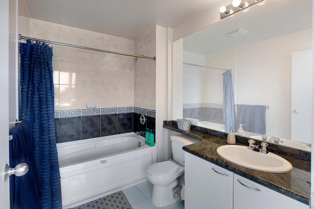 Gorgeous Harbour Haven - Stylish 3 Bedroom Retreat - The Best Location Downtown! *