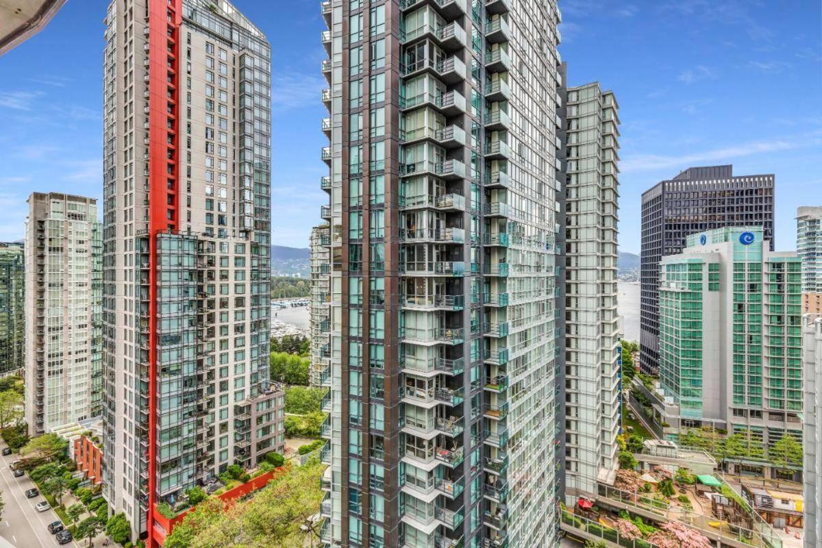 Gorgeous Harbour Haven - Stylish 3 Bedroom Retreat - The Best Location Downtown!