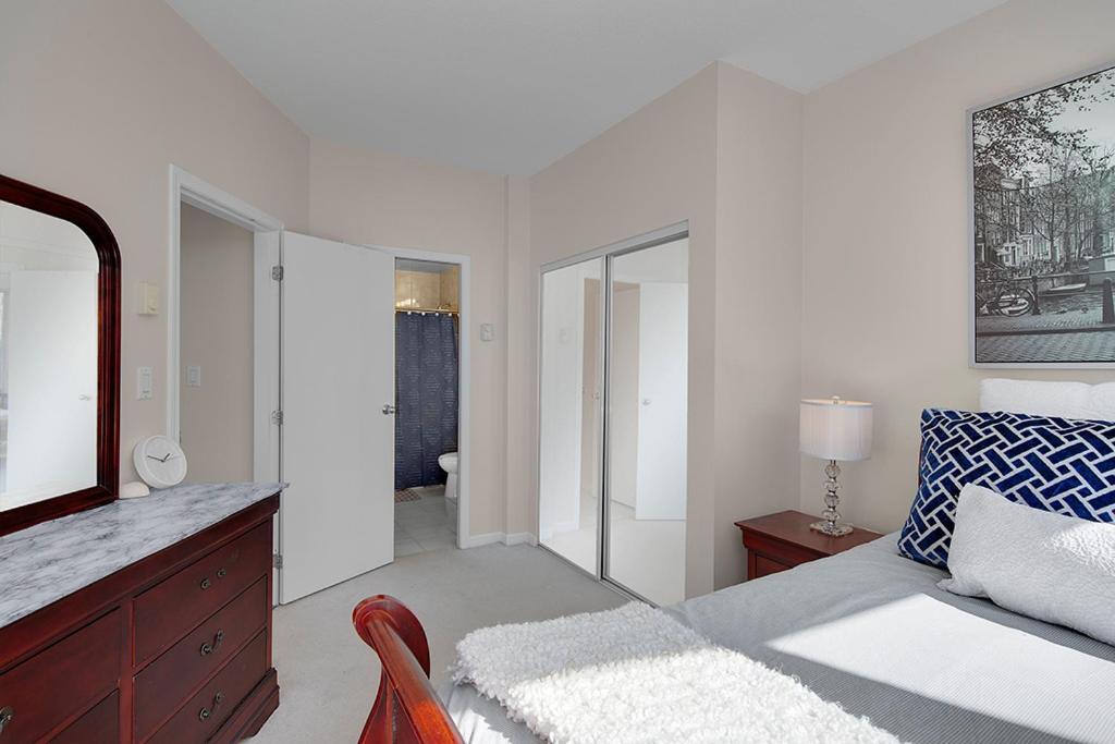 Gorgeous Harbour Haven - Stylish 3 Bedroom Retreat - The Best Location Downtown! *