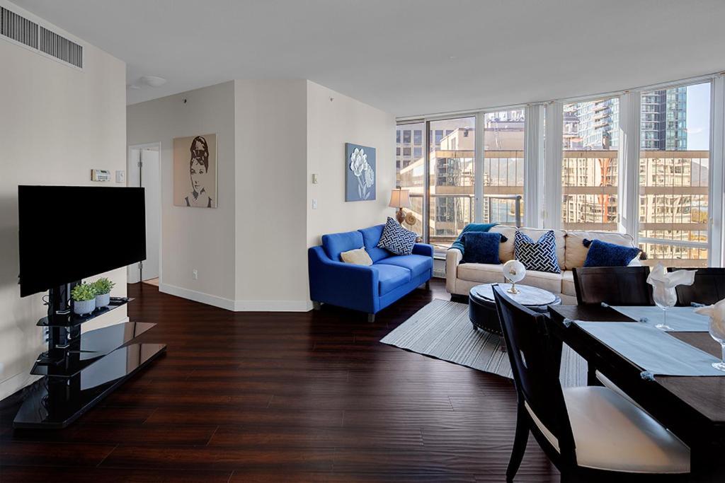 Gorgeous Harbour Haven - Stylish 3 Bedroom Retreat - The Best Location Downtown!